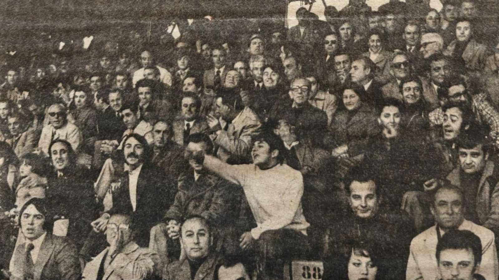 La afición del Orense siguió el partido con atención “y frío”.