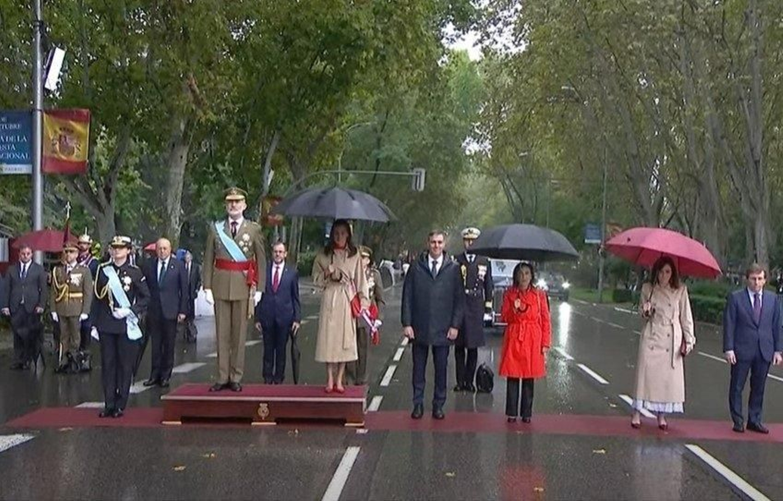 La lluvia, protagonista en el desfile.