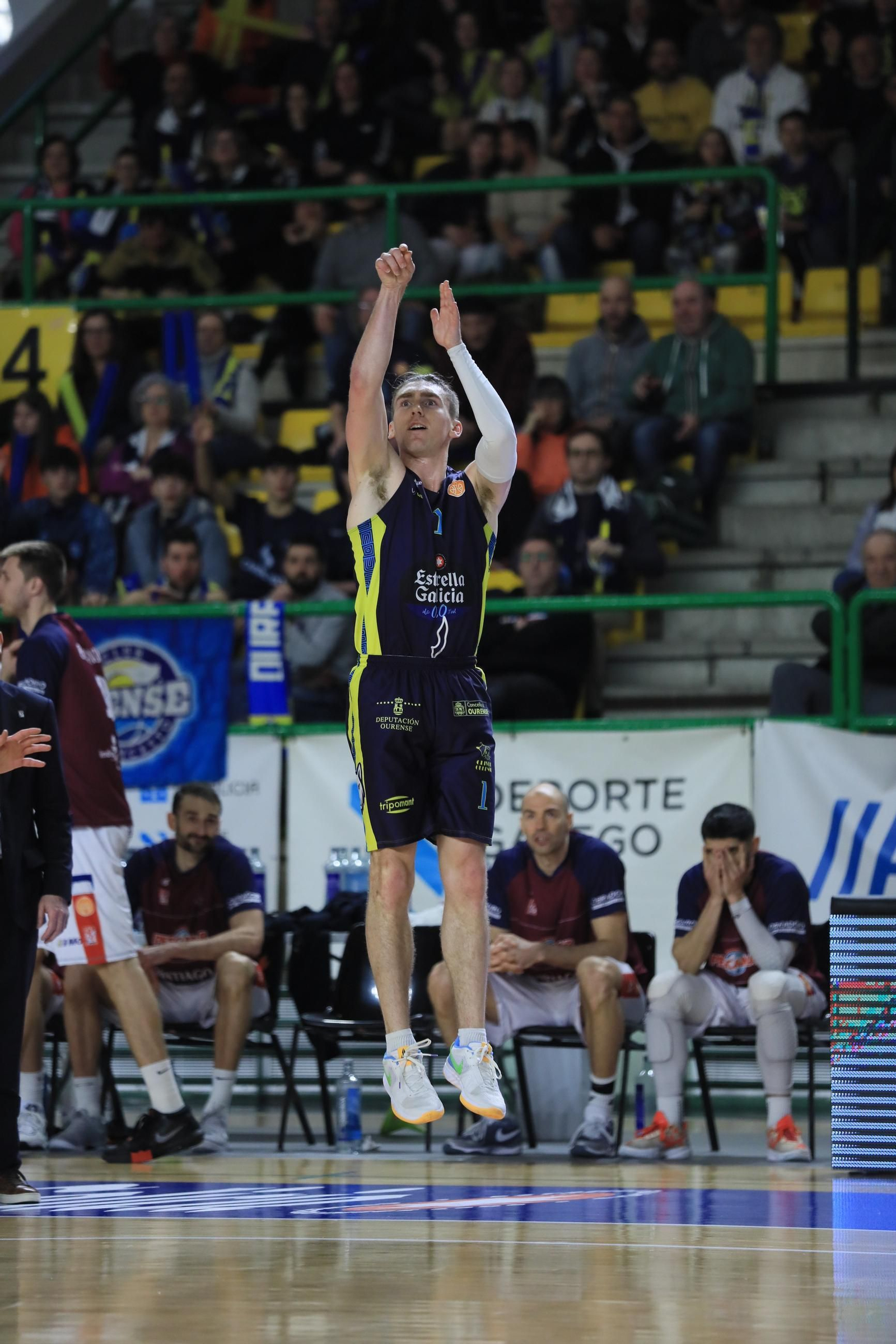 Galería | El Pazo, a reventar para el derbi COB-Obradoiro