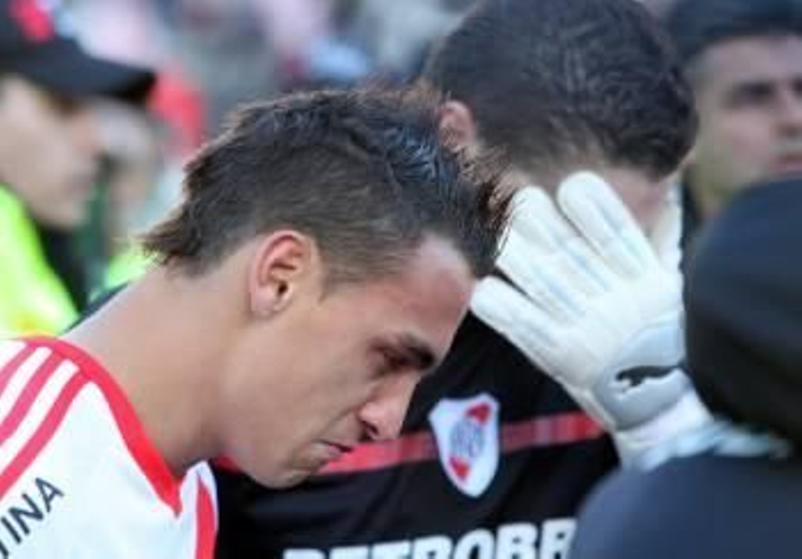 Bordagar y Carrizo lloran tras el descenso del equipo.  (Foto: IVÁN FRANCO)