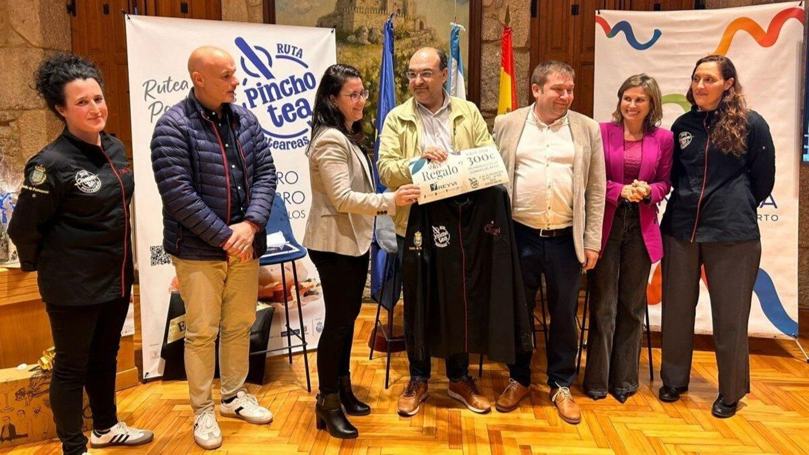 El propietario del Túnel, recogiendo el primer premio del Pinchotea, por su ‘Trampantojo de pera’.