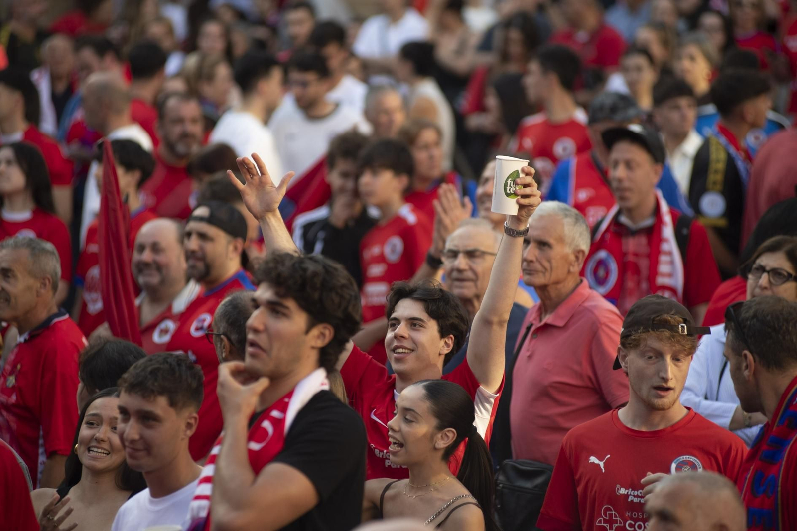 Galería | La aplaudida acogida de los unionistas a la UD Ourense contrasta con la pitada a Jácome en la Plaza Mayor, en fotos