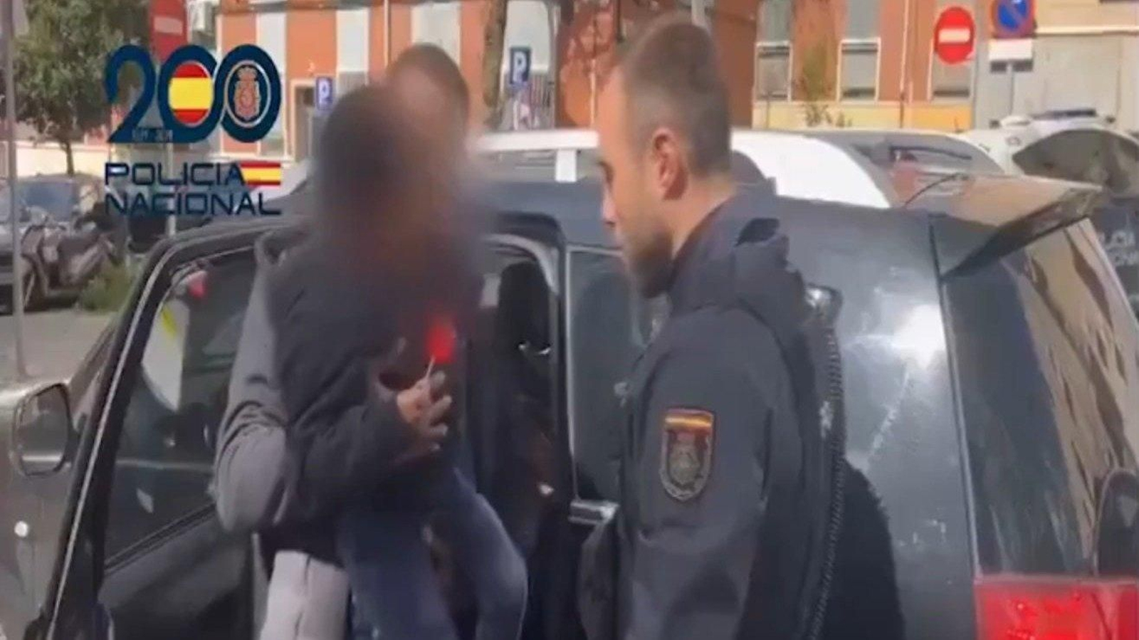Momento del emotivo reencuentro entre el agente de la Policía Nacional y el niño que necesitó ser reanimado.