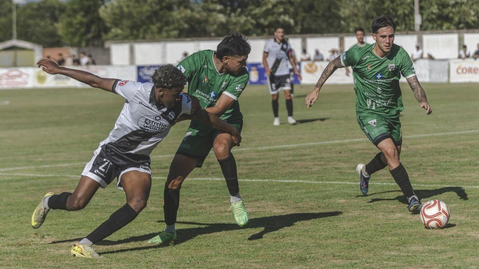 Peruzzo y Negrete pelean por el balón ante Achore, del Ourense CF.