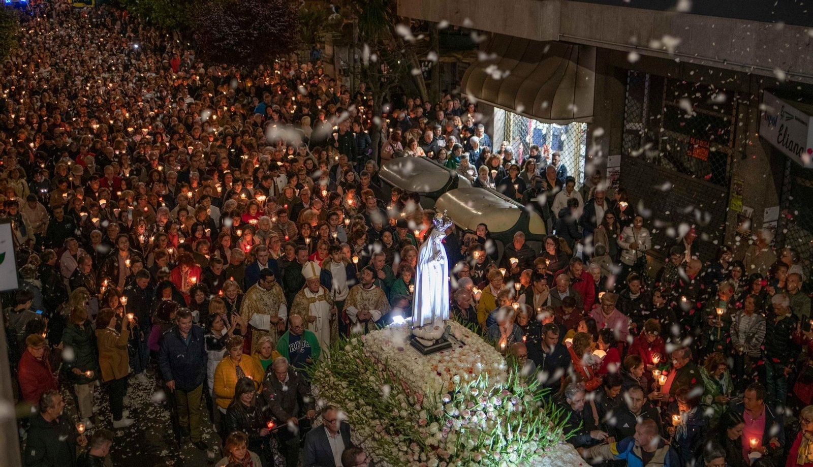 Miles de personas recorrieron las calles de Ourense junto a la Virgen de Fátima.