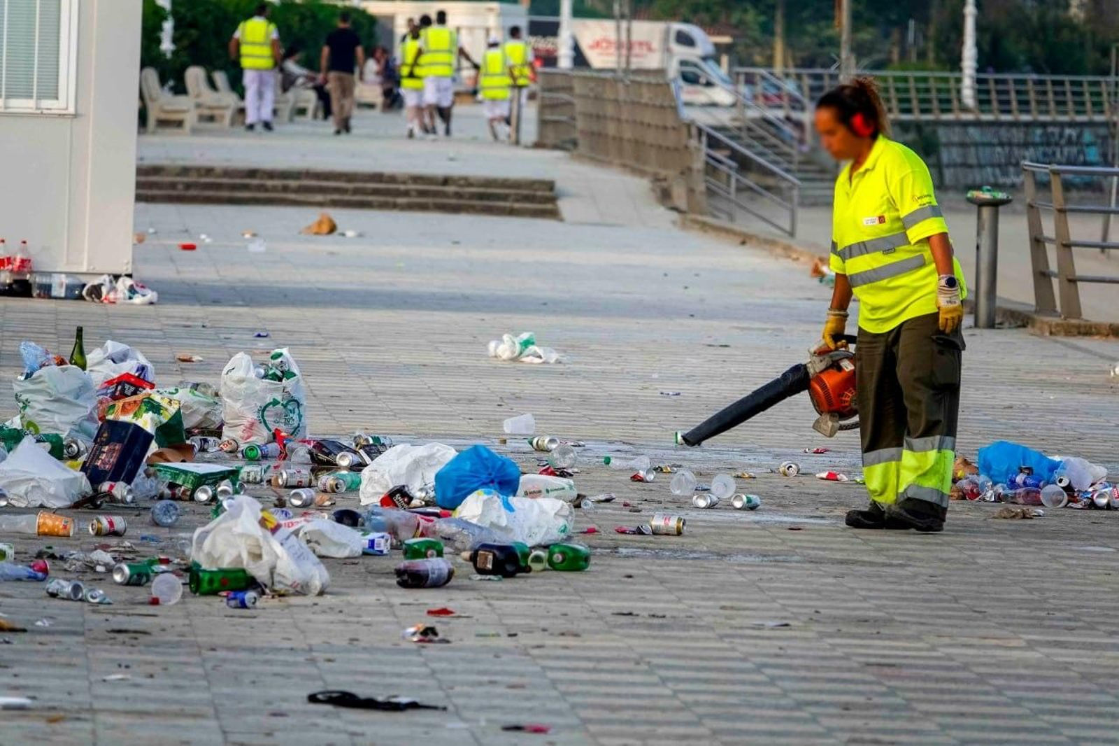 Galería | La resaca de San Xoán 2026 deja toneladas de residuos en Samil y Panxón