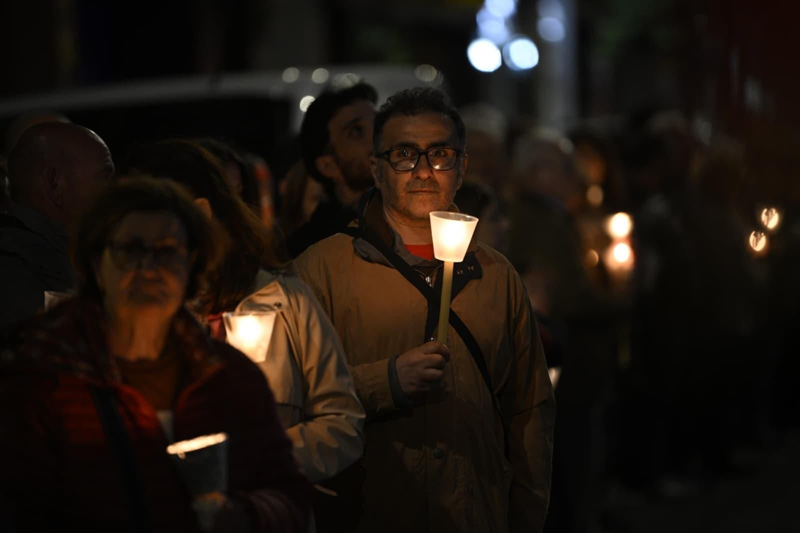 Fieles de todas las edades portaron sus antorchas y velas encendidas en señal de promesa, agradecimiento y fe.