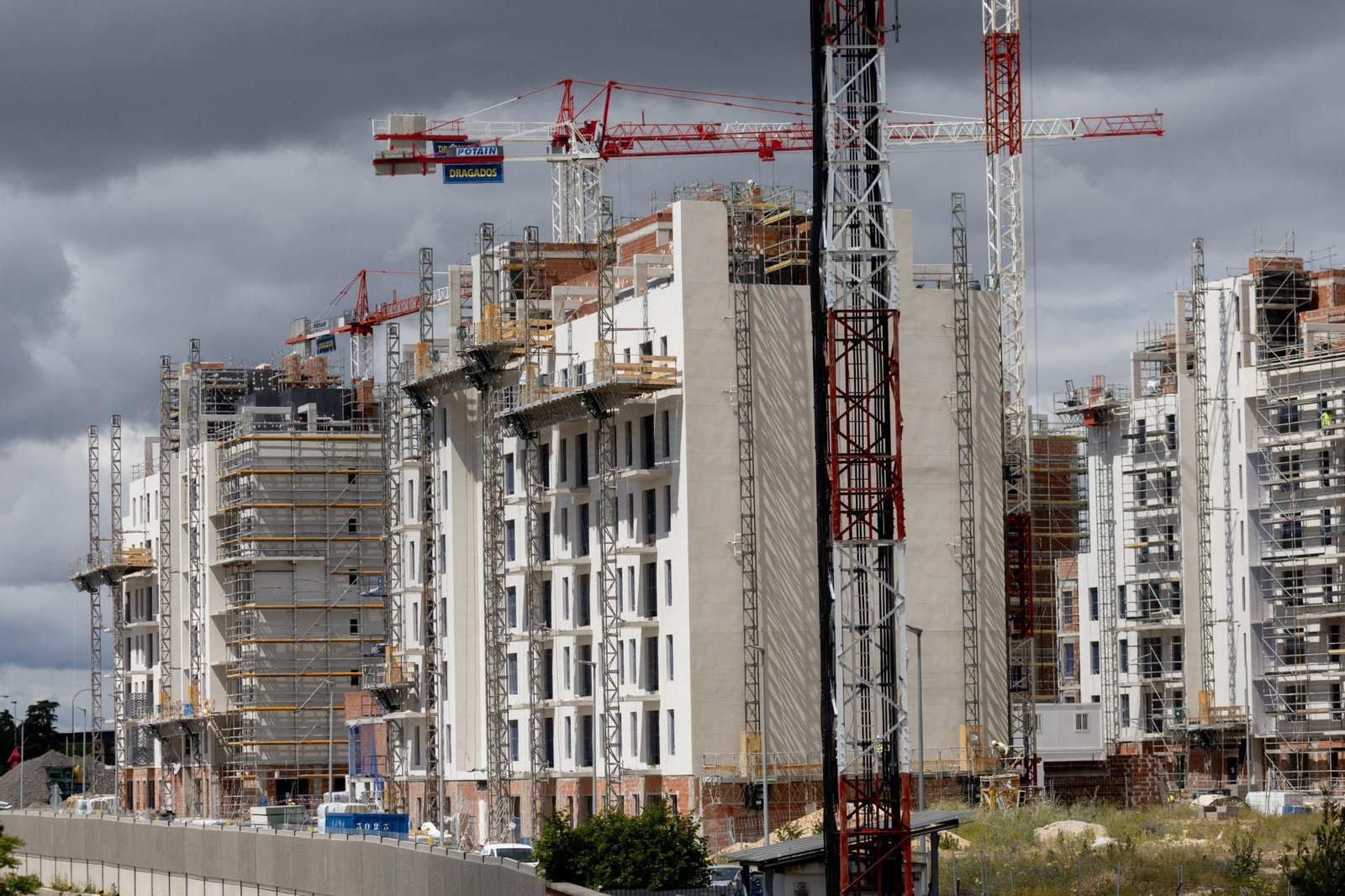 Un grupo de edificios en construcción en Madrid.