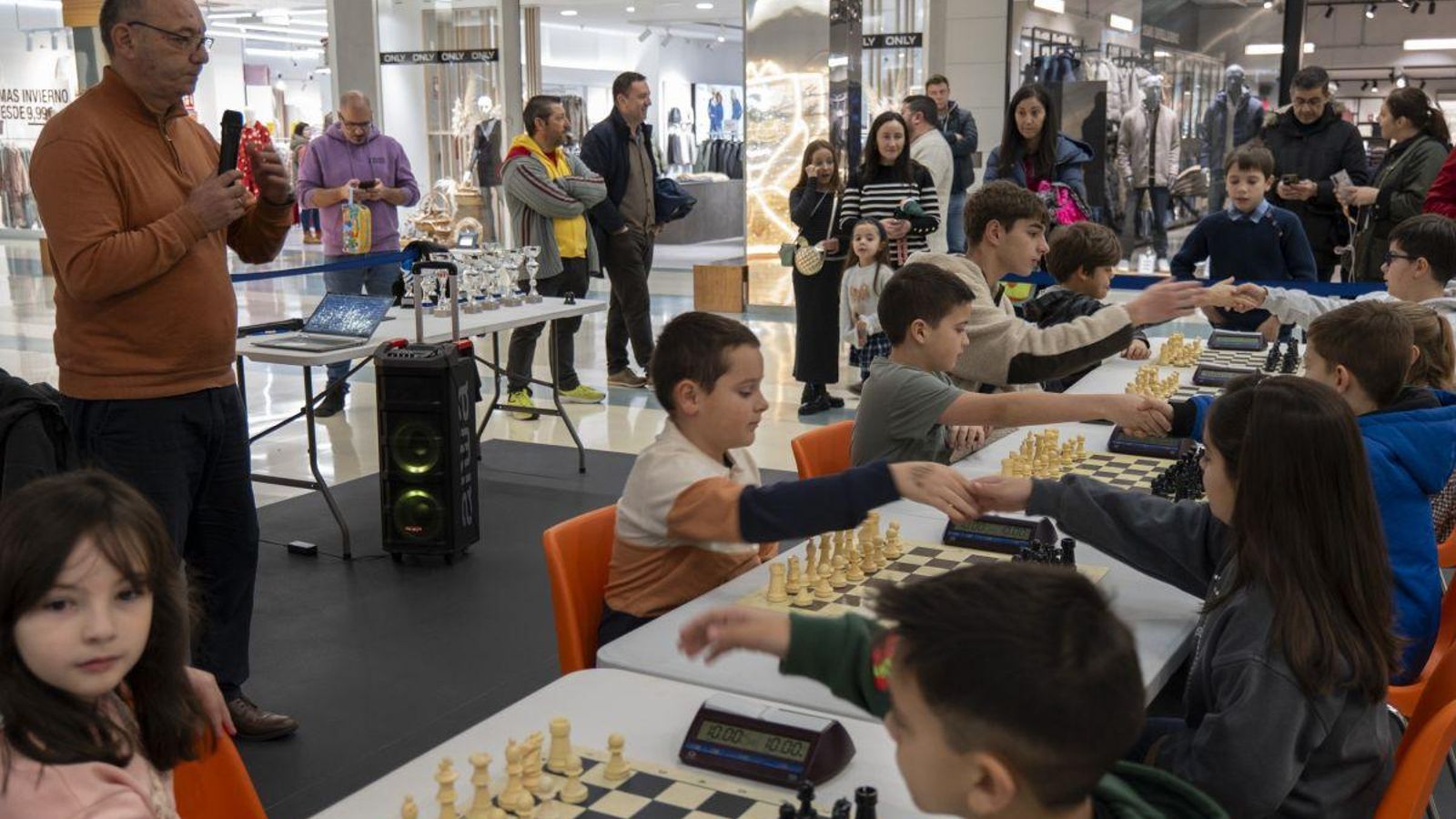 Saludo antes del comienzo del Torneo Escolas Nadal del Xadrez As Burgas disputado en el Pontevella.