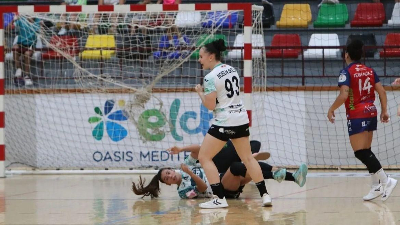 Solla, canterana de la SAR, celebra un gol con el Elche, precisamente, frente al Guardés.