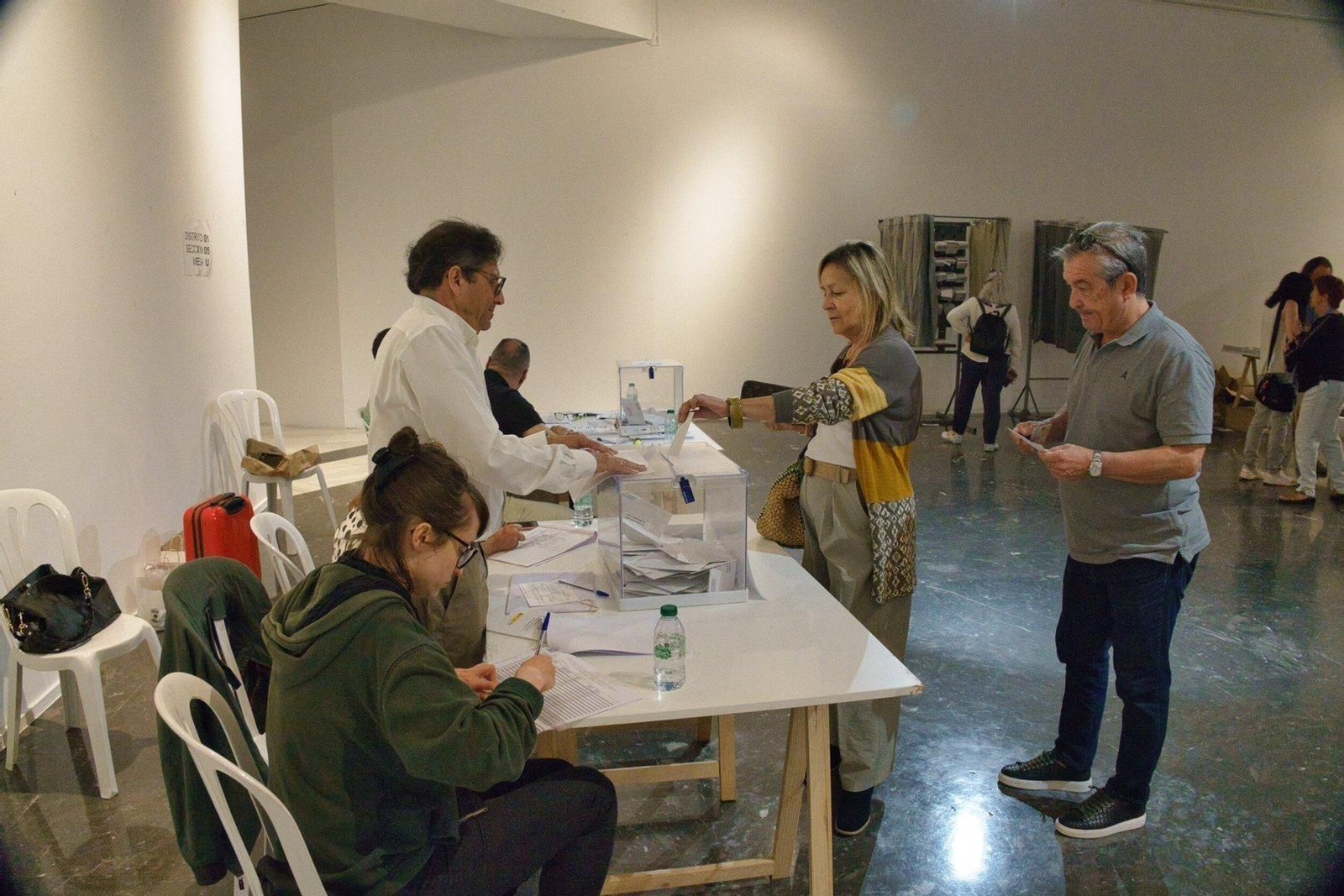 Una mujer deposita su voto en la urna.