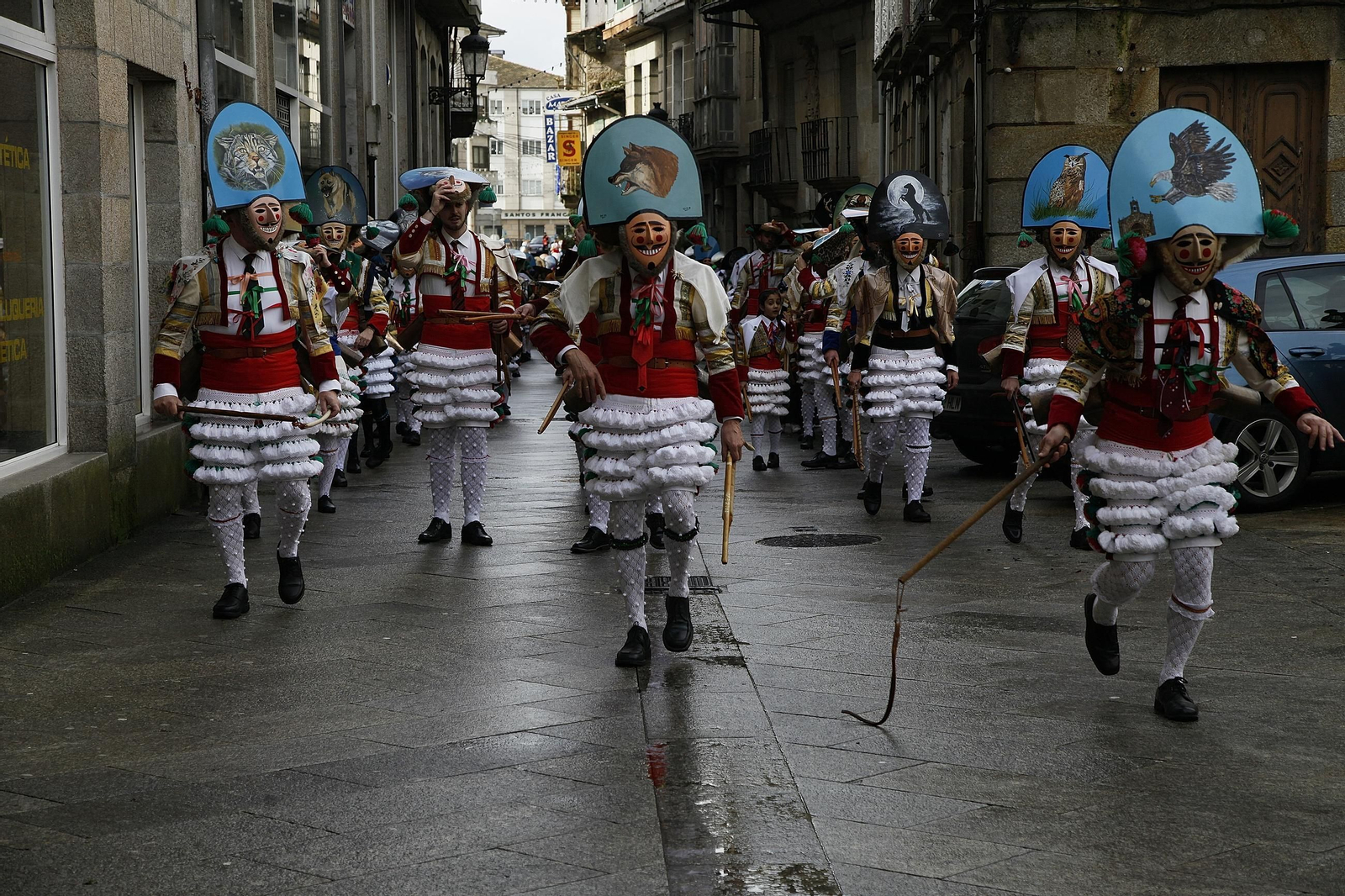 Galería | Música, color y tradición con las llegada de los Cigarróns a Verín durante el Domingo de Corredoiro