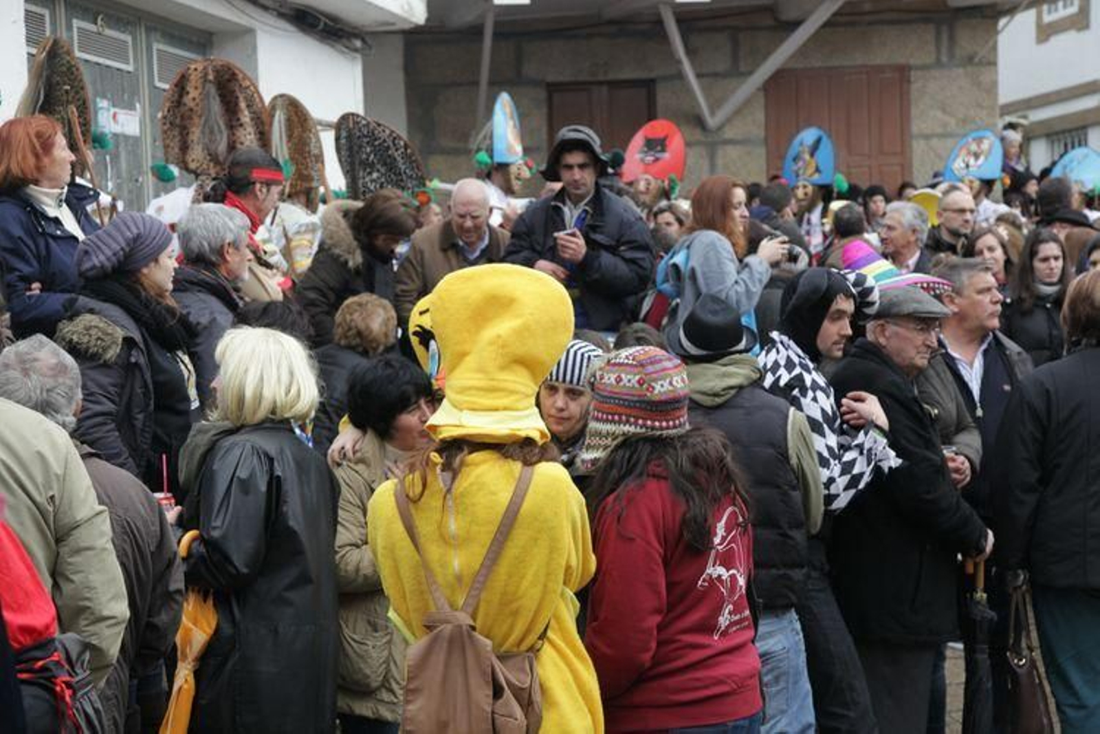 Laza recibe a los peliqueiros con bica y licor café