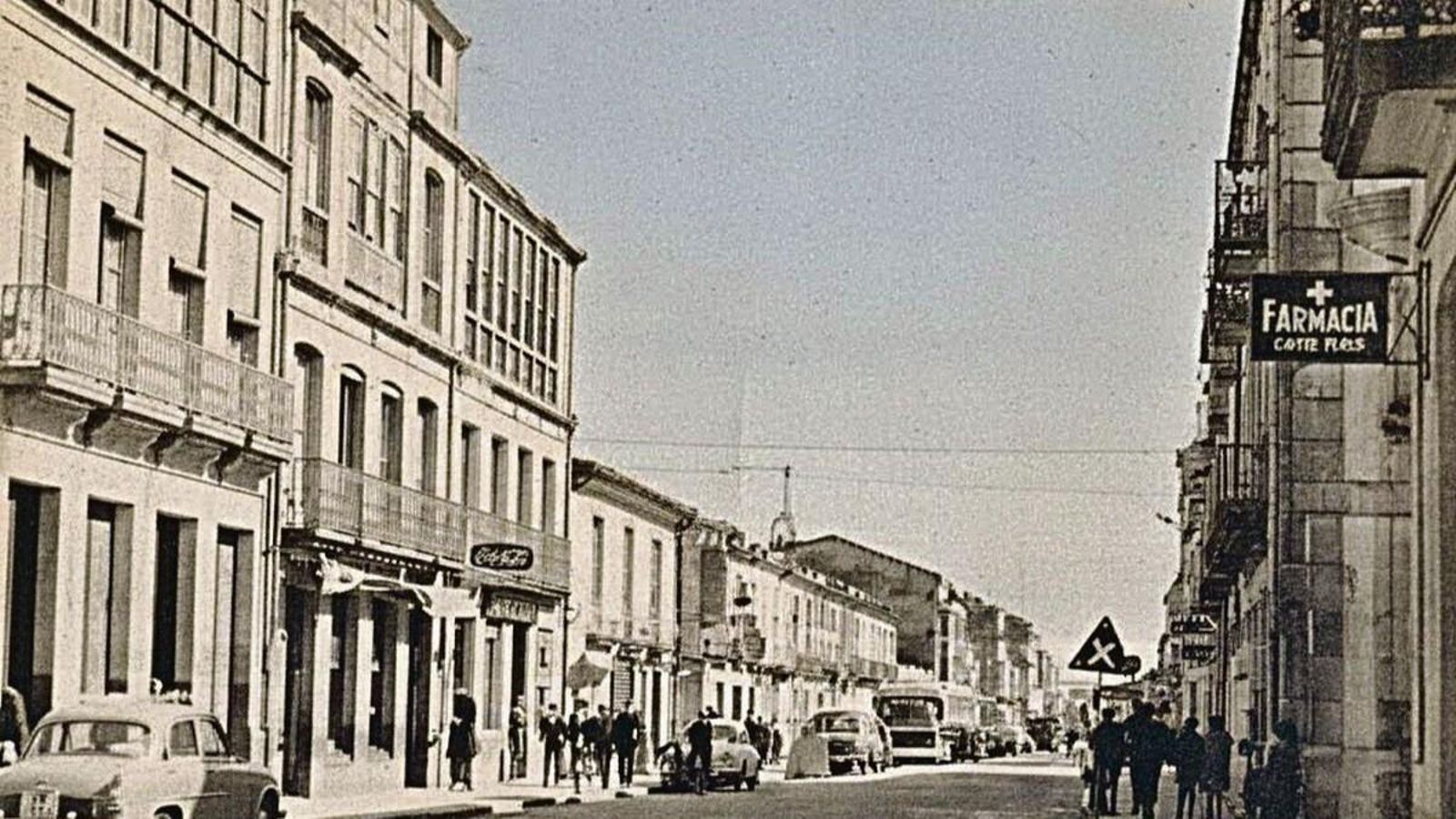 Avenida de Madrid. En 1966 la farmacia Penín estaba regentada por Recaredo Gómez, pero ya figuraba como Farmacia Gómez Penín. Su hijo Antonio era quién iba a continuar la labor de su madre Isabel Penín.