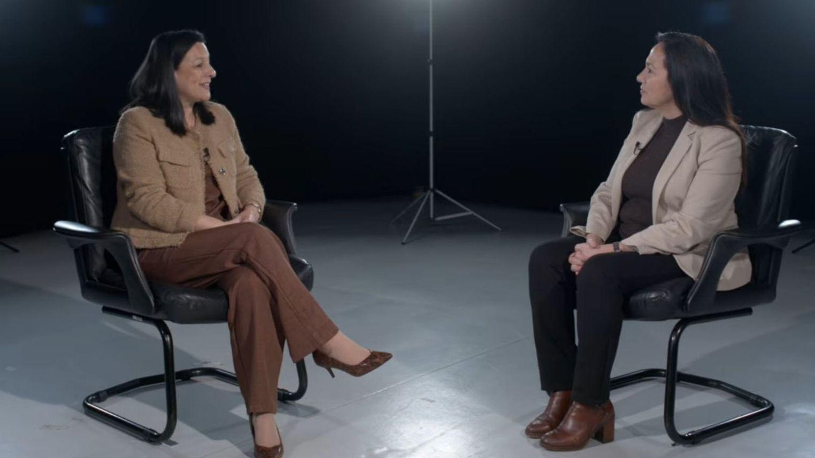 Conversación entre Belén Rubio y Mª José Bravo Bosch, que aspira a renovar como secretaria general de la UVigo