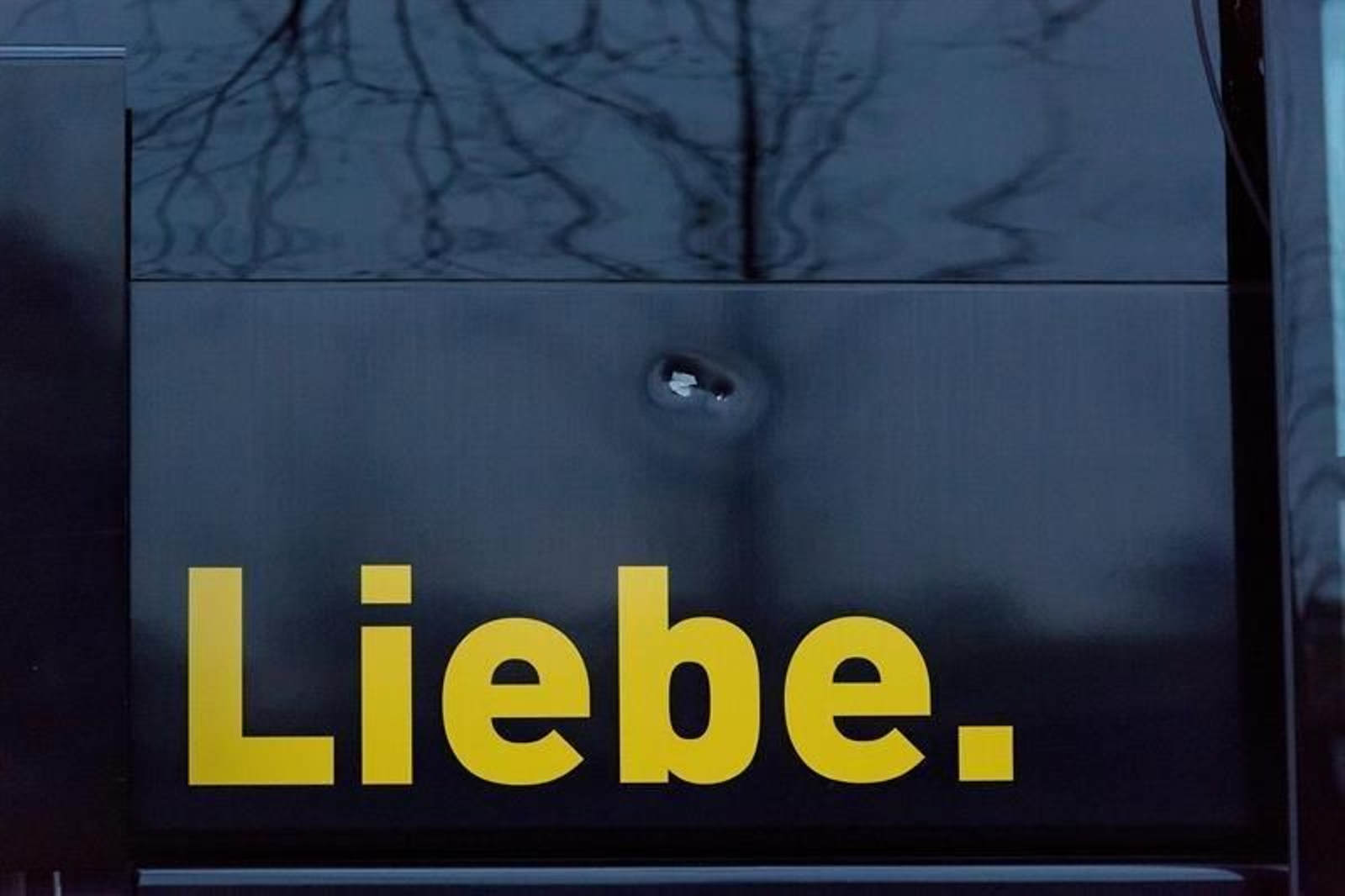 Así quedó el bus del Dortmund tras la explosión 6