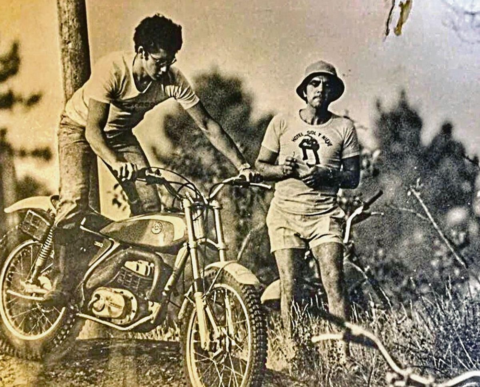 Modesto observa a un participante en una de las primeras Volta a Galicia.