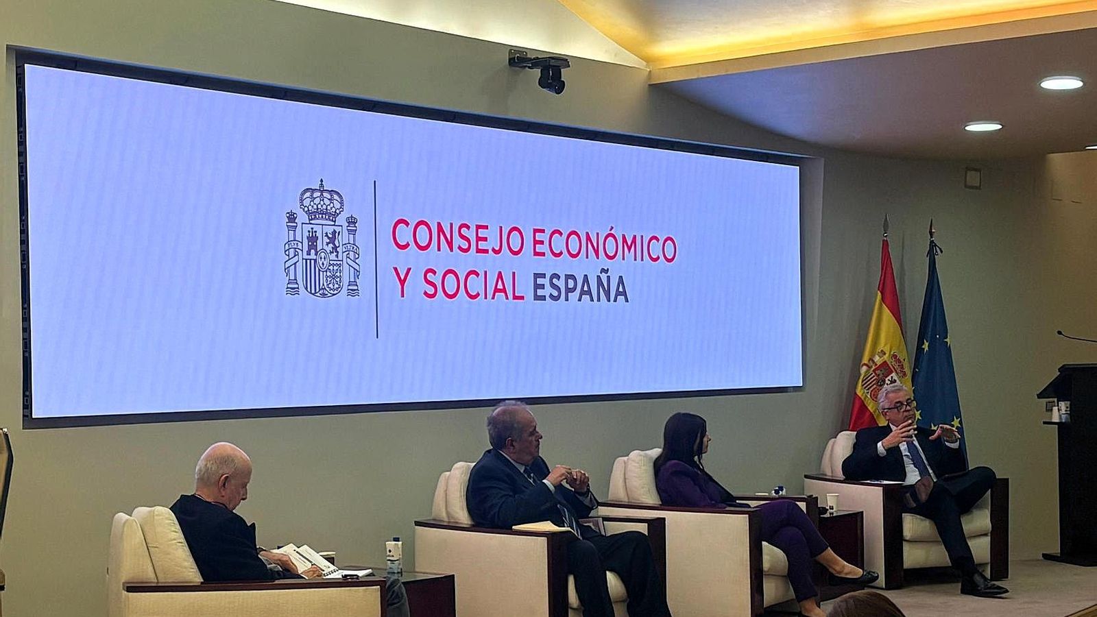 Alejandro López Dobarro, primero por la derecha, durante su intervención