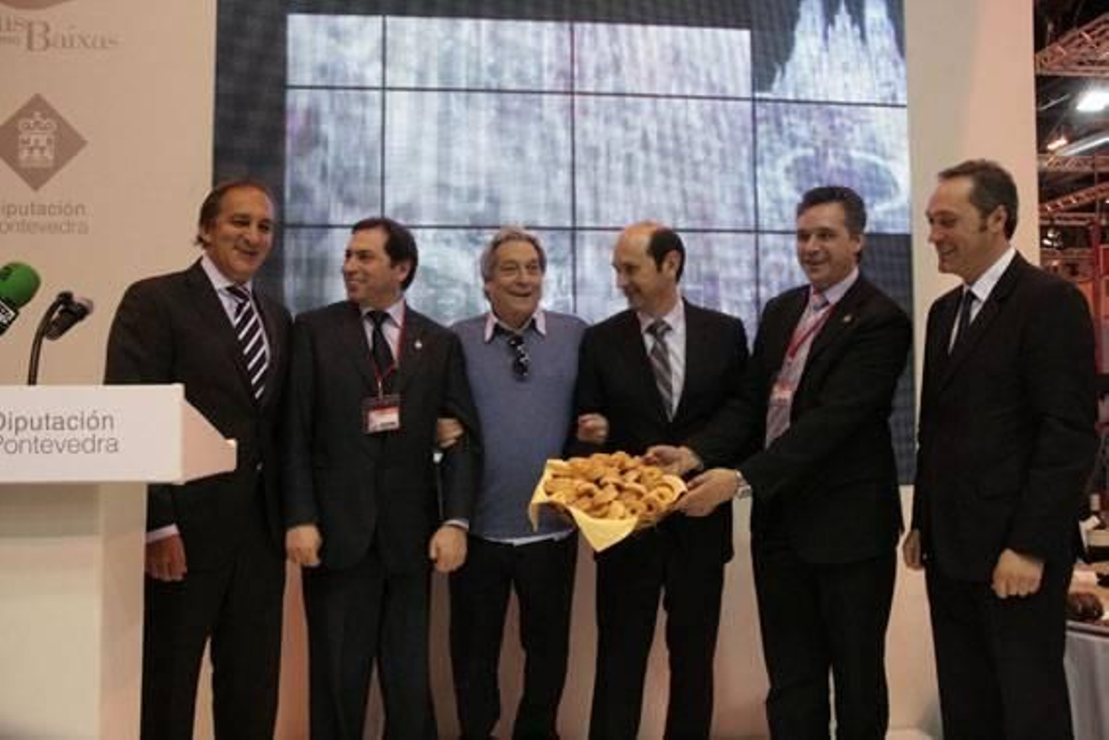 coPresentación de las rosquillas de Ponteareas en Fitur con responsables de la Diputación, el Alcalde y el actor Sancho Gracia.