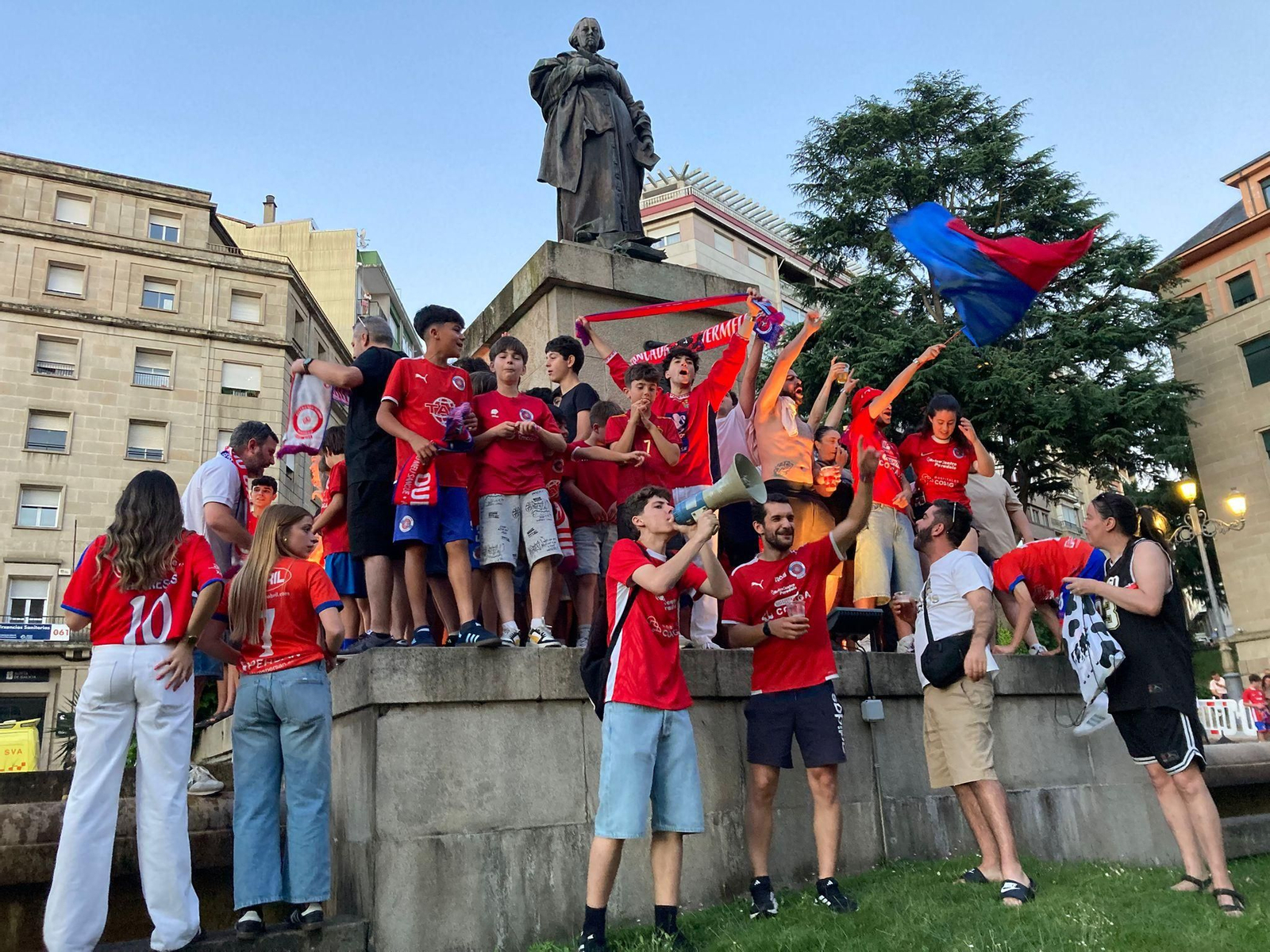 Galería | La afición de la UD Ourense sale a las calle de Ourense para disfrutar del ascenso a Primera Federación, en fotos
