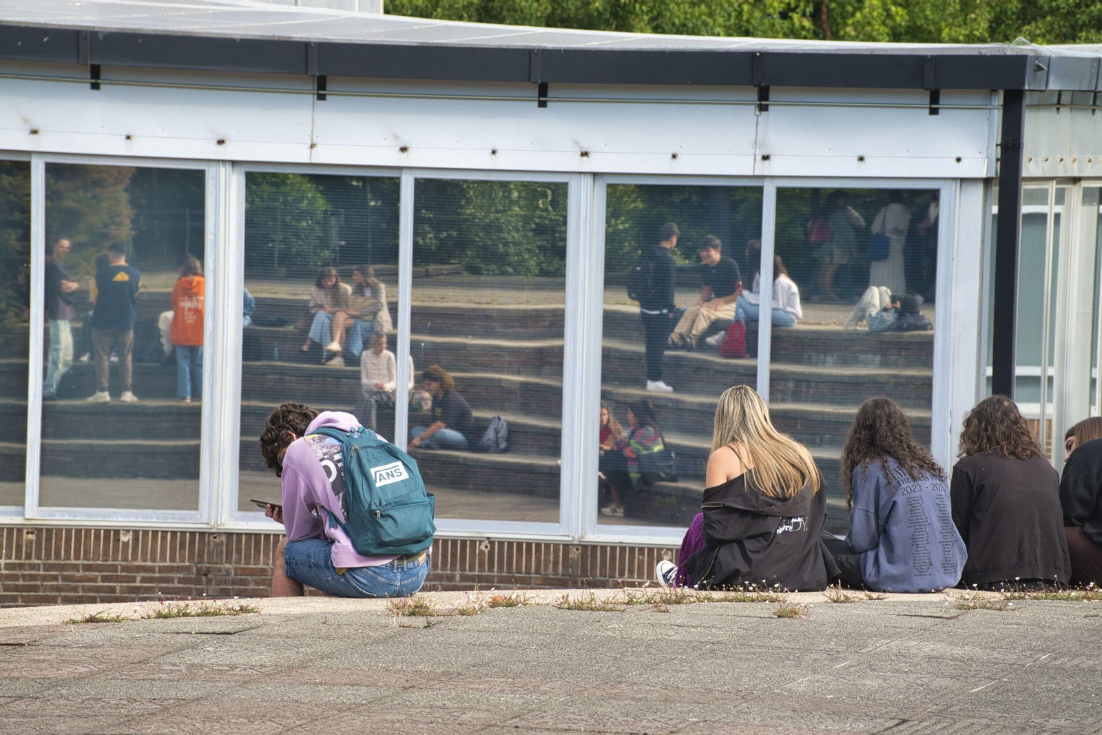 Imagen de estudiantes de la UVigo en el exterior del campus vigués.