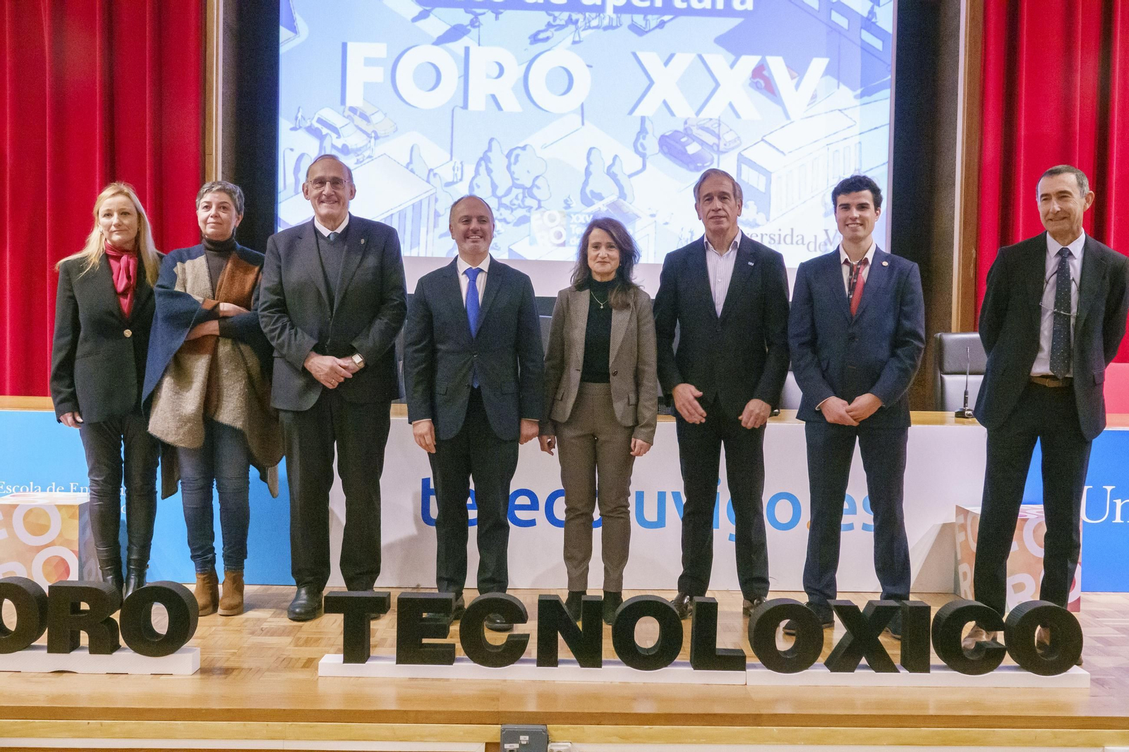Foto de familia de los asistentes a la inauguración, con el rector, los directores de las escuelas de ingeniería, David Regades y la concejala Ana Mejías.