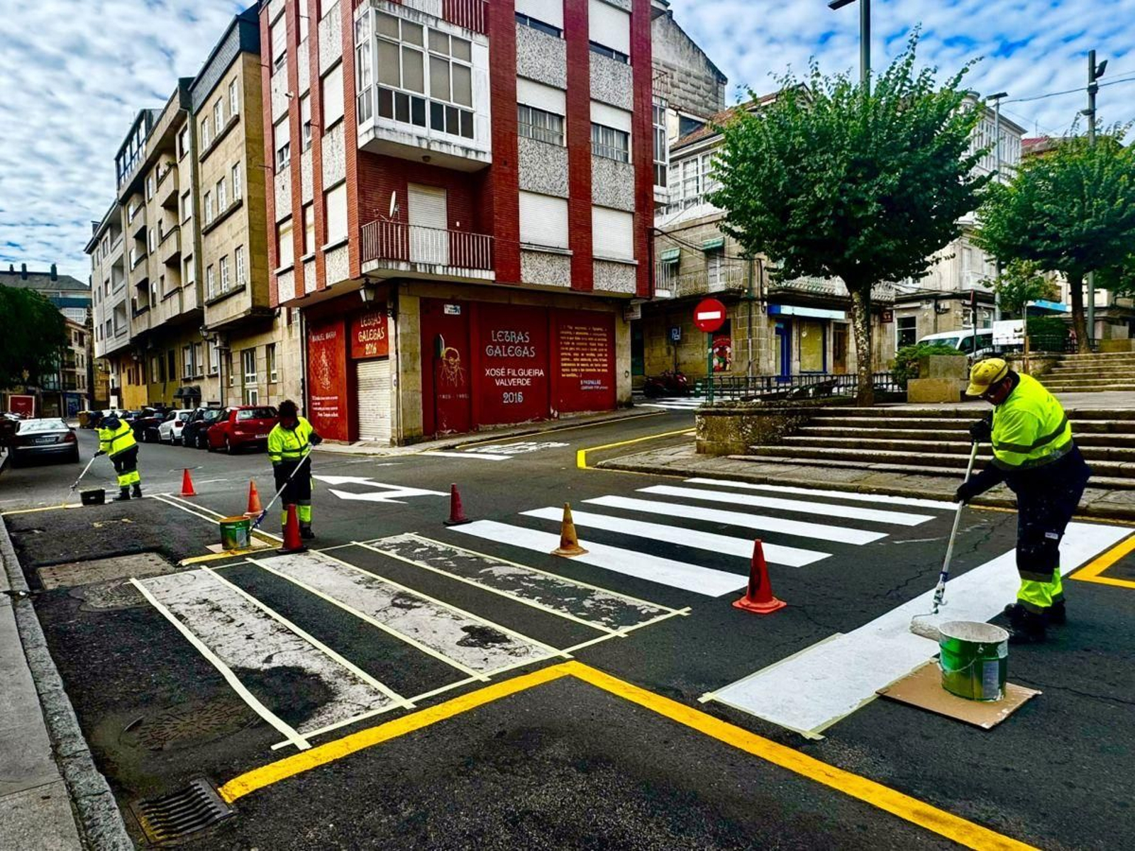 Trabajos de pintura realizados esta semana en las calles frente al Concello.