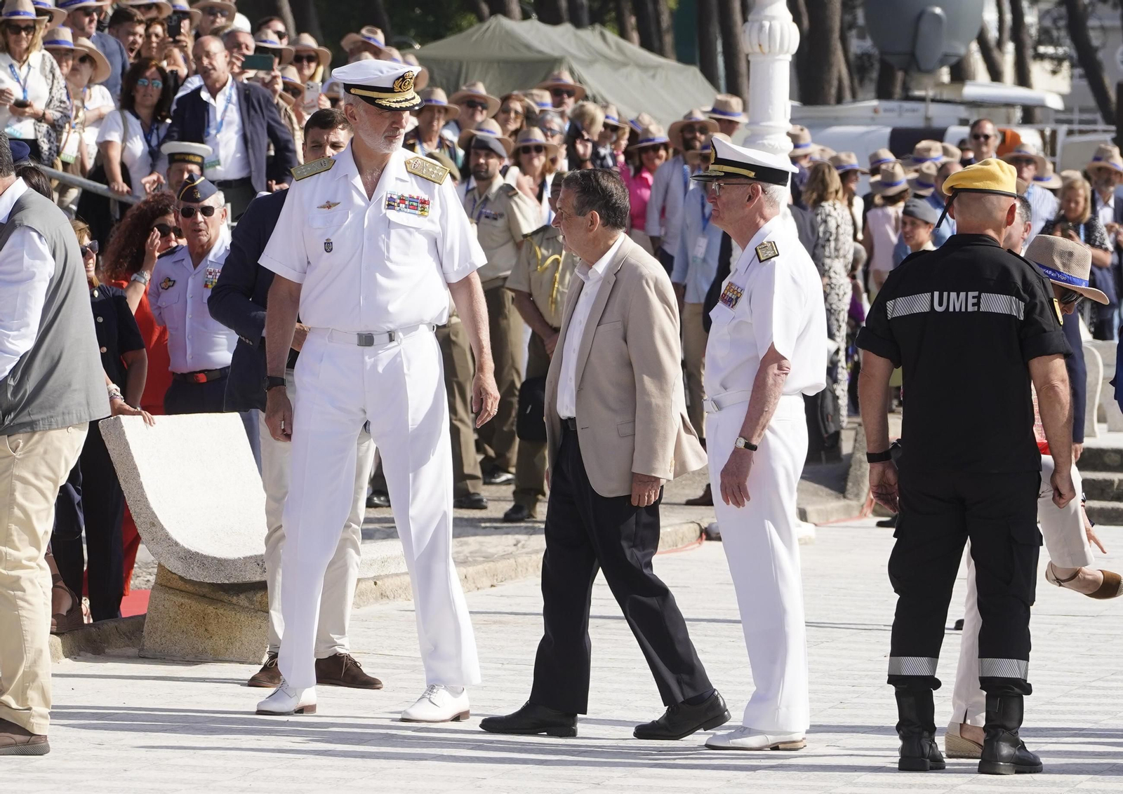 Galería | Felipe VI participa en la revista naval y presencia la exhibición de militares en Samil