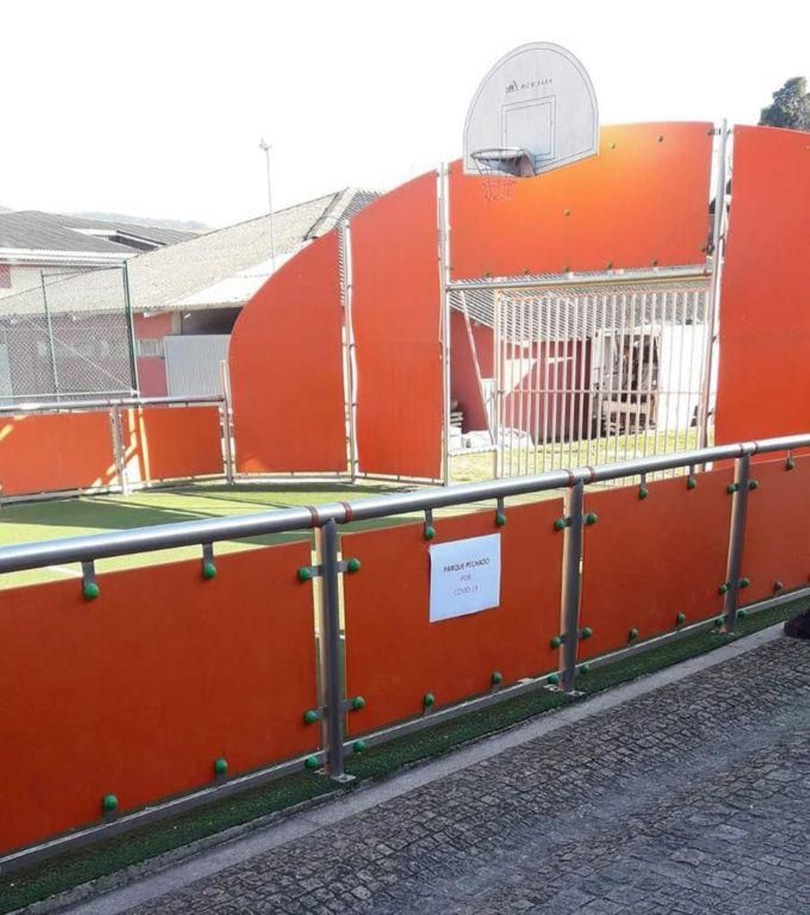 Cancha de basket en el Centro Neural.