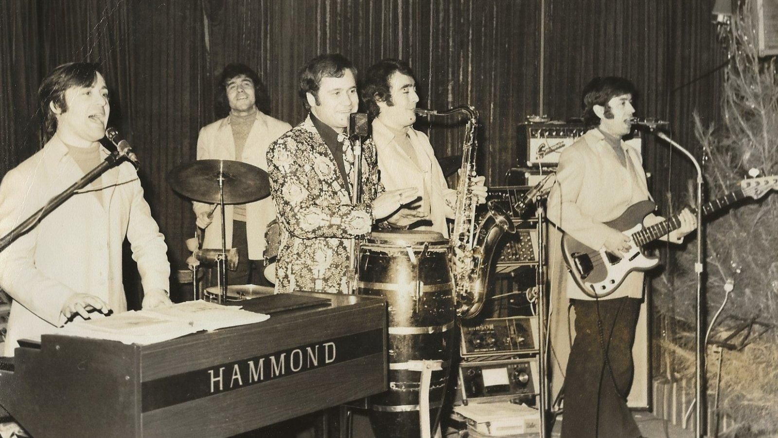 Os Galaicos durante unha actuación no local Cleopatra, de Teherán.