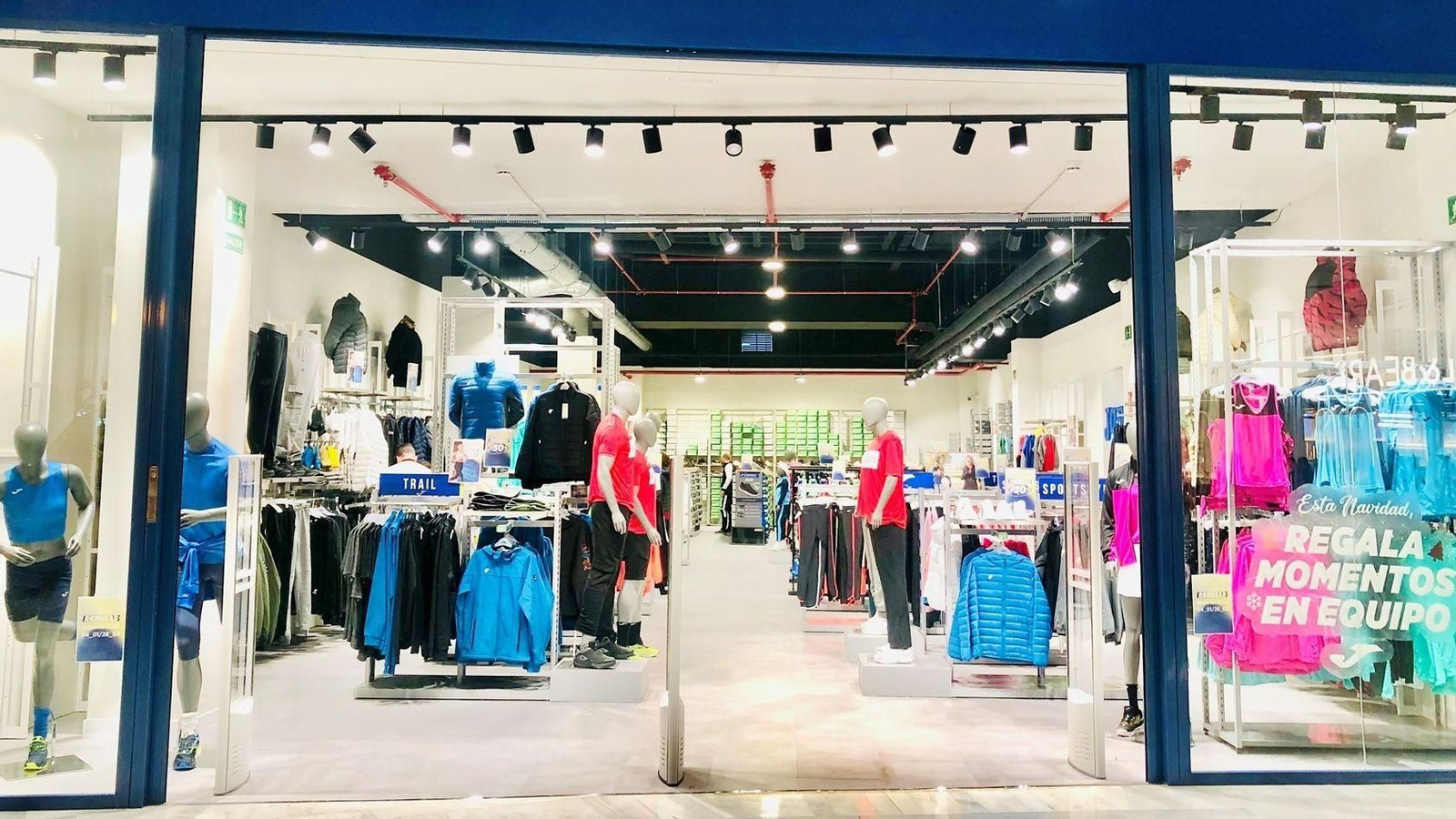 Una tienda de deportes de la misma firma.