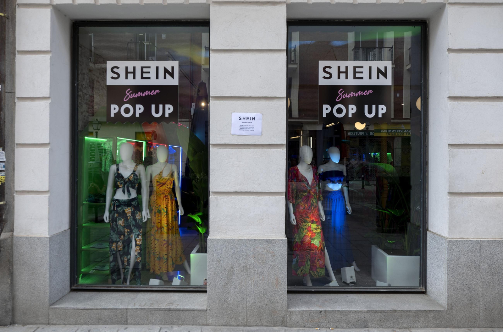 Escaparates de la primera tienda física de SHEIN en Madrid.