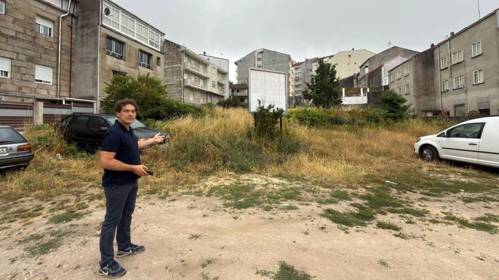 El alcalde en funciones de O Carballiño muestra el solar para la construcción de vivienda pública.