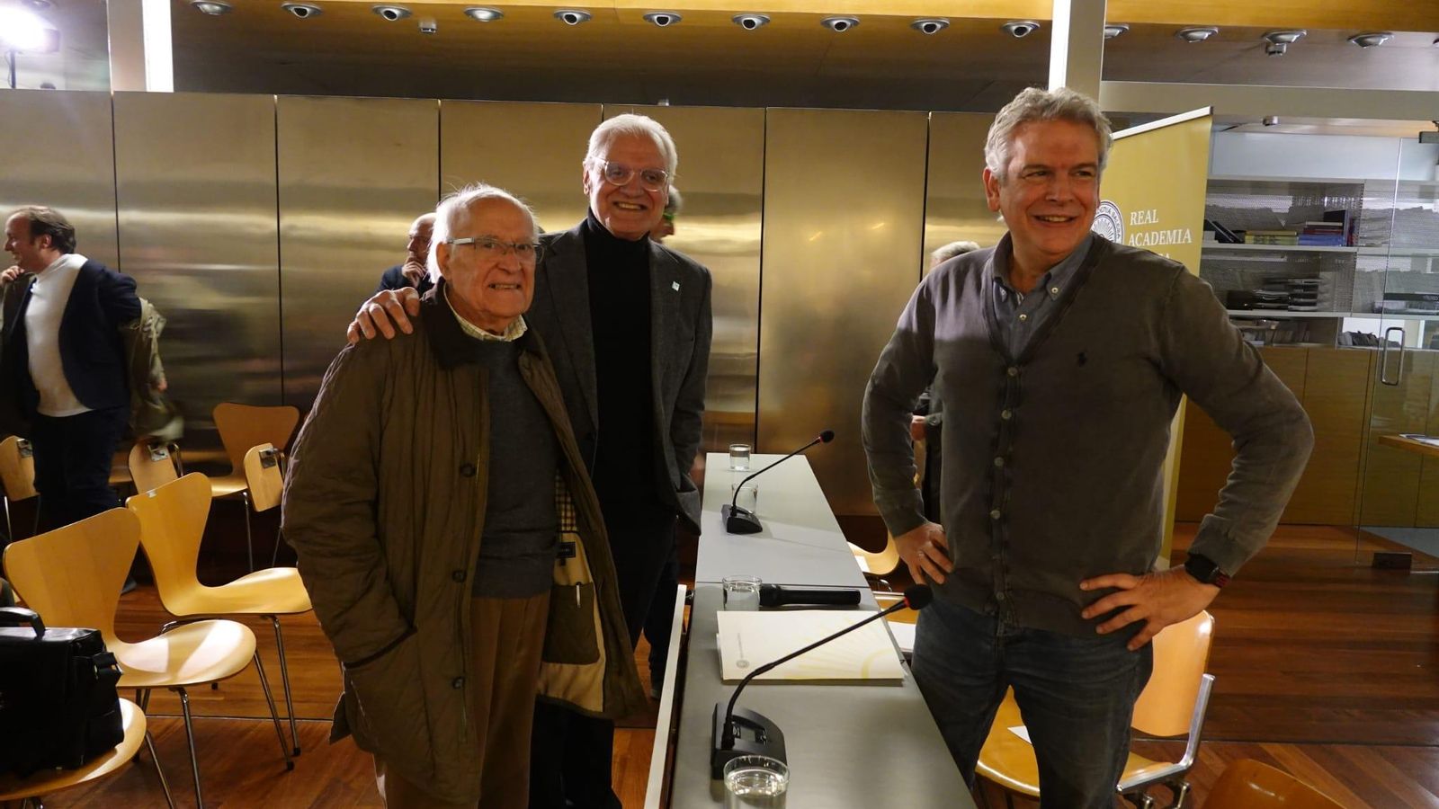 Manuel Caamaño Suárez en la Real Academía Galega acompañado por Víctor F. Freixanes y Cristóbal Crespo