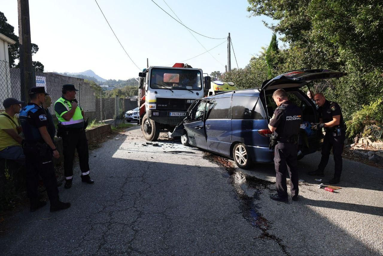 Agentes de la Policía Local de Vigo, Guardia Civil y Policía Nacional coordinando la retirada de los veh´ciulos siniestrados en Beade.