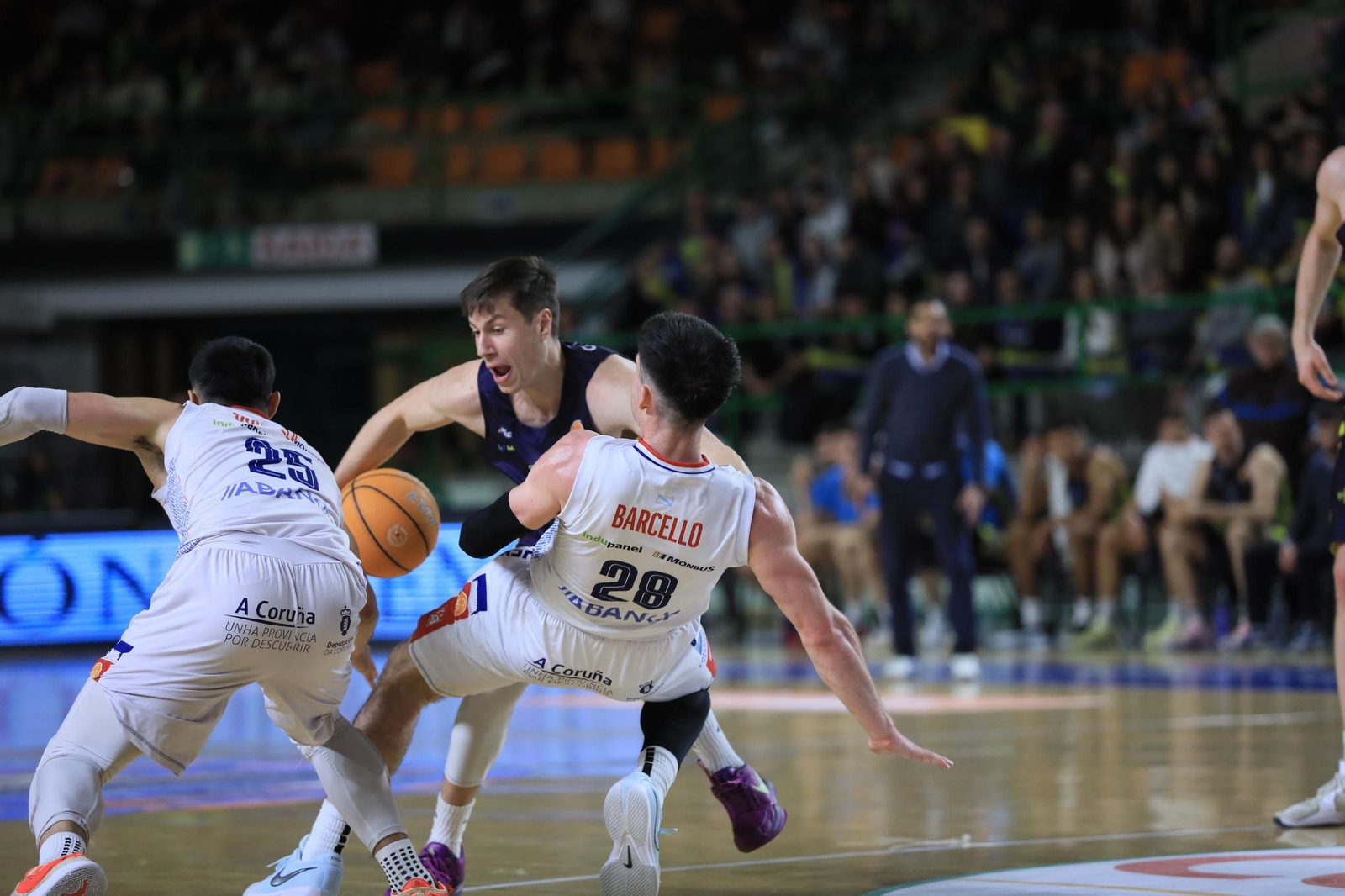 Galería | El Pazo, a reventar para el derbi COB-Obradoiro