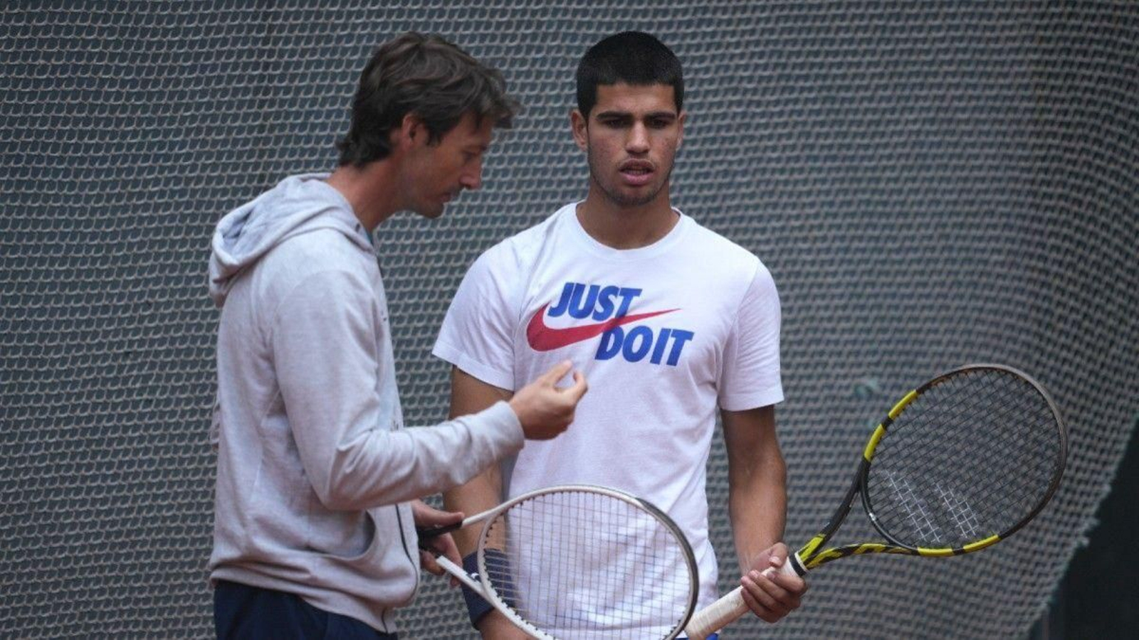 Ferrero y Alcaraz conversan durante un entrenamiento.