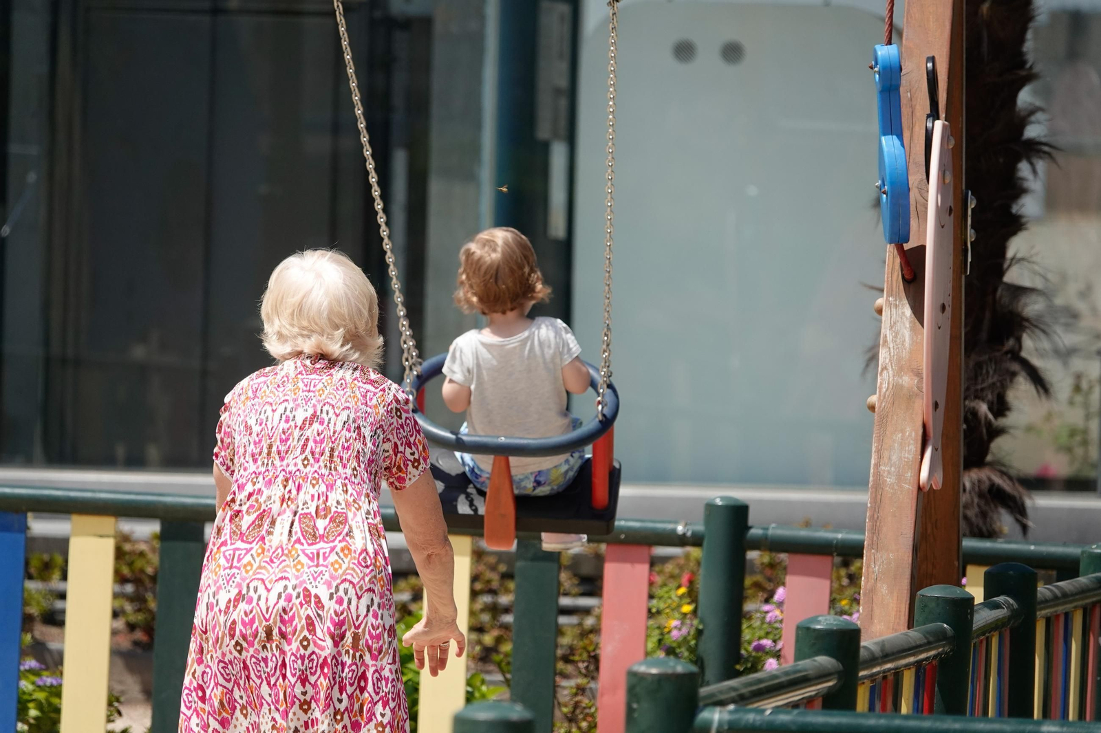 Una abuela con un niño en un parque de Vigo.