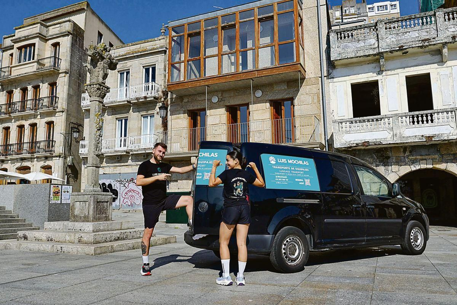 Luis López y su compañera en la empresa de transporte ante el albergue de Vigo, una de sus paradas habituales.