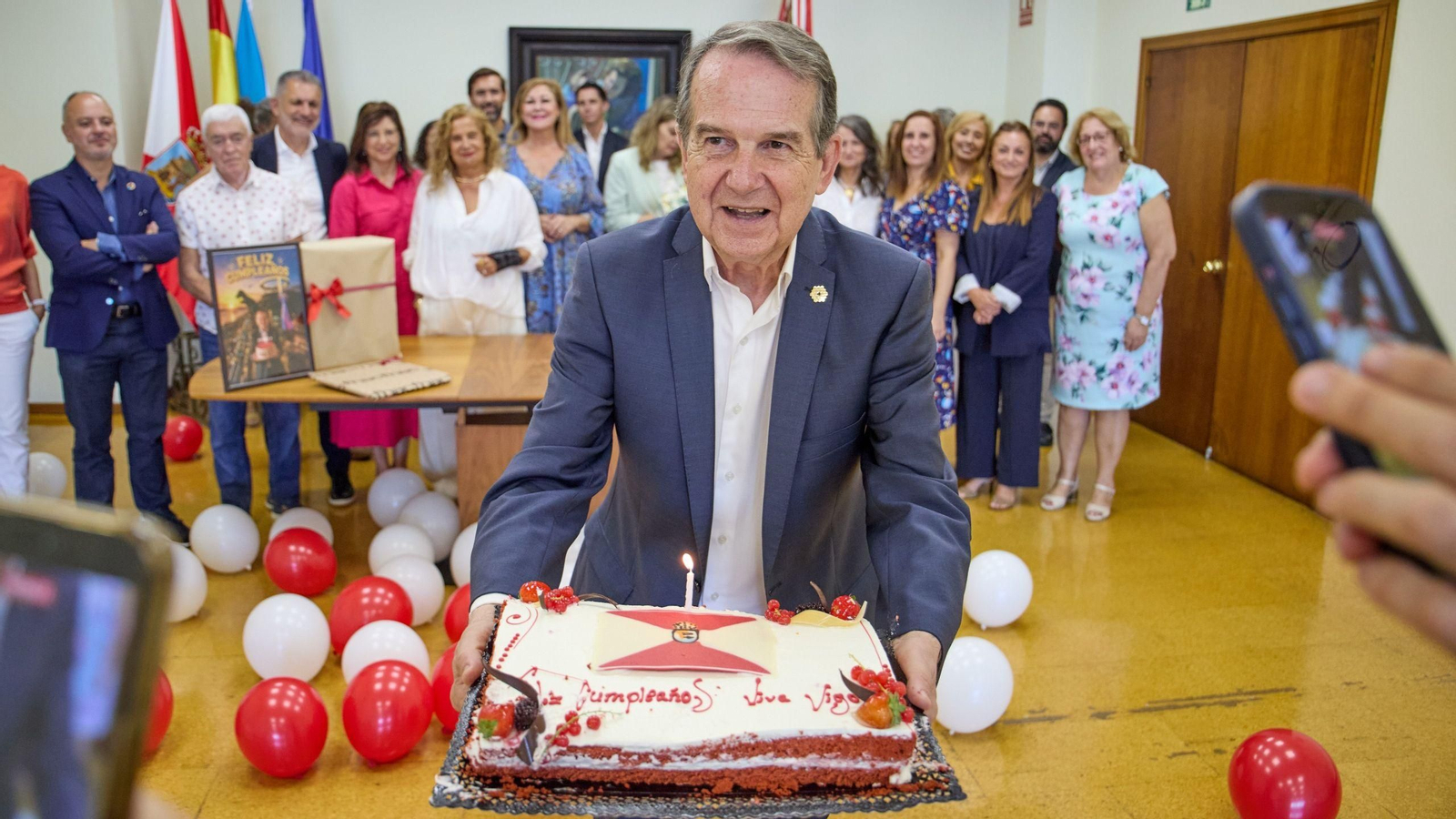 Abel Caballero con la tarta por su 80 cumpleaños.