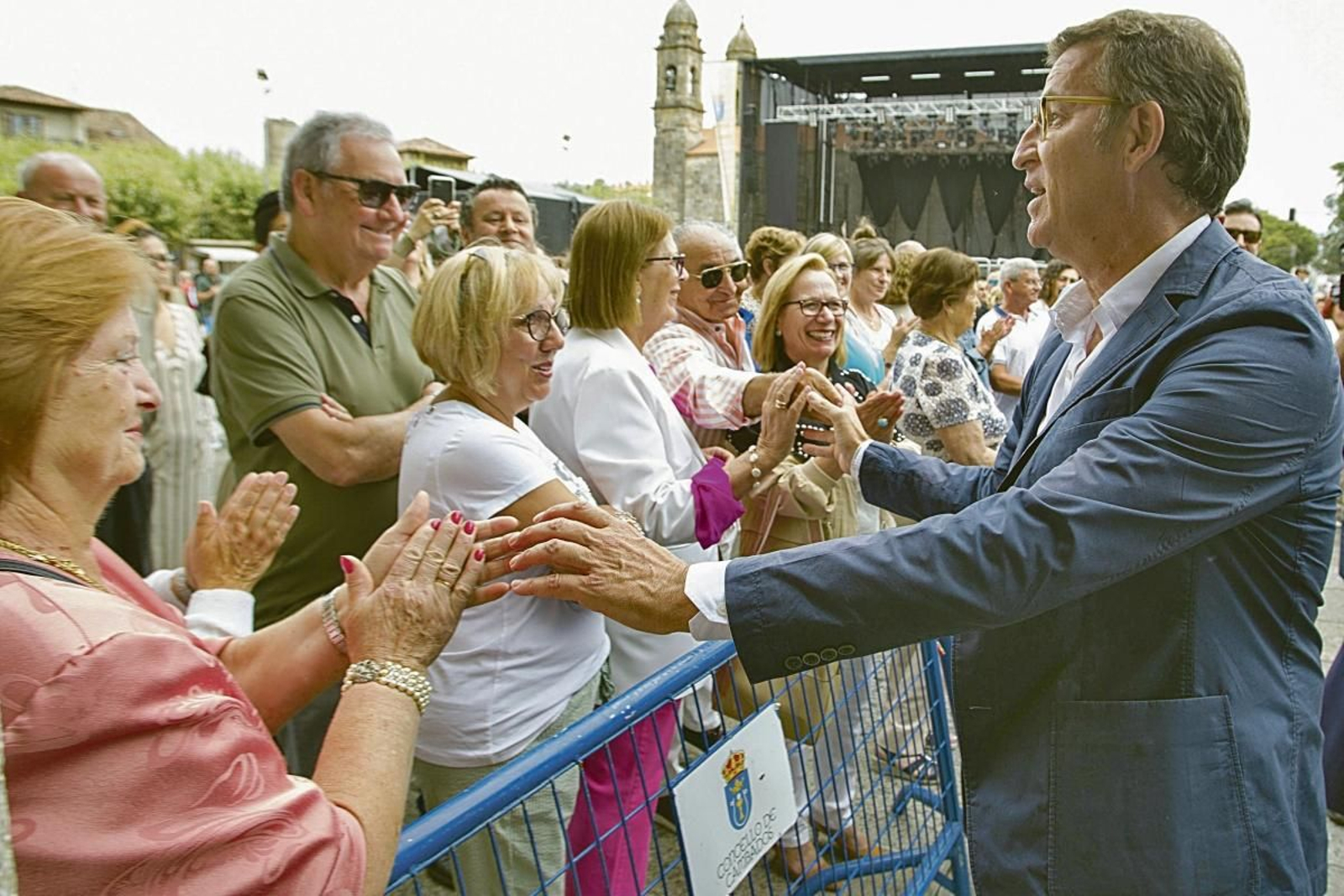 Feijóo saluda a un grupo de personas durante su reciente visita a la fiesta del Albariño en Cambados.