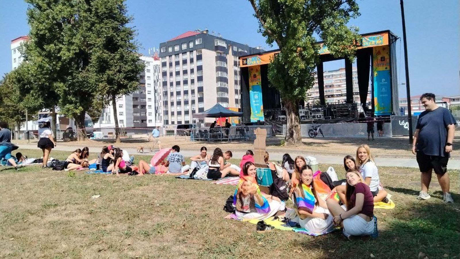 Gente esperando por el concierto en Coia.