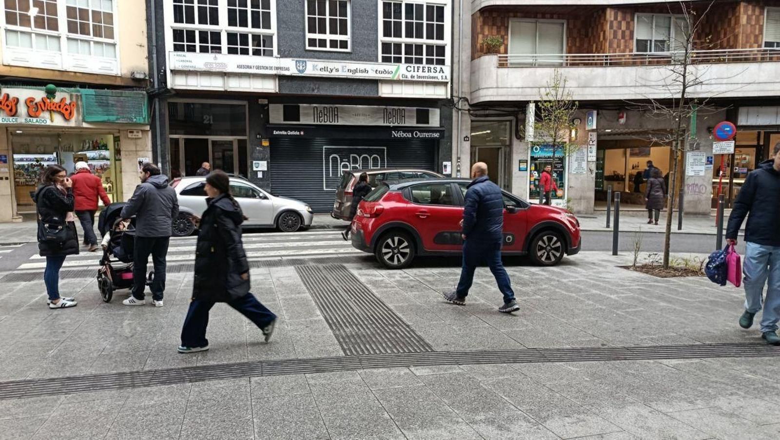Vehículos mal aparcados en las calles de Ourense.