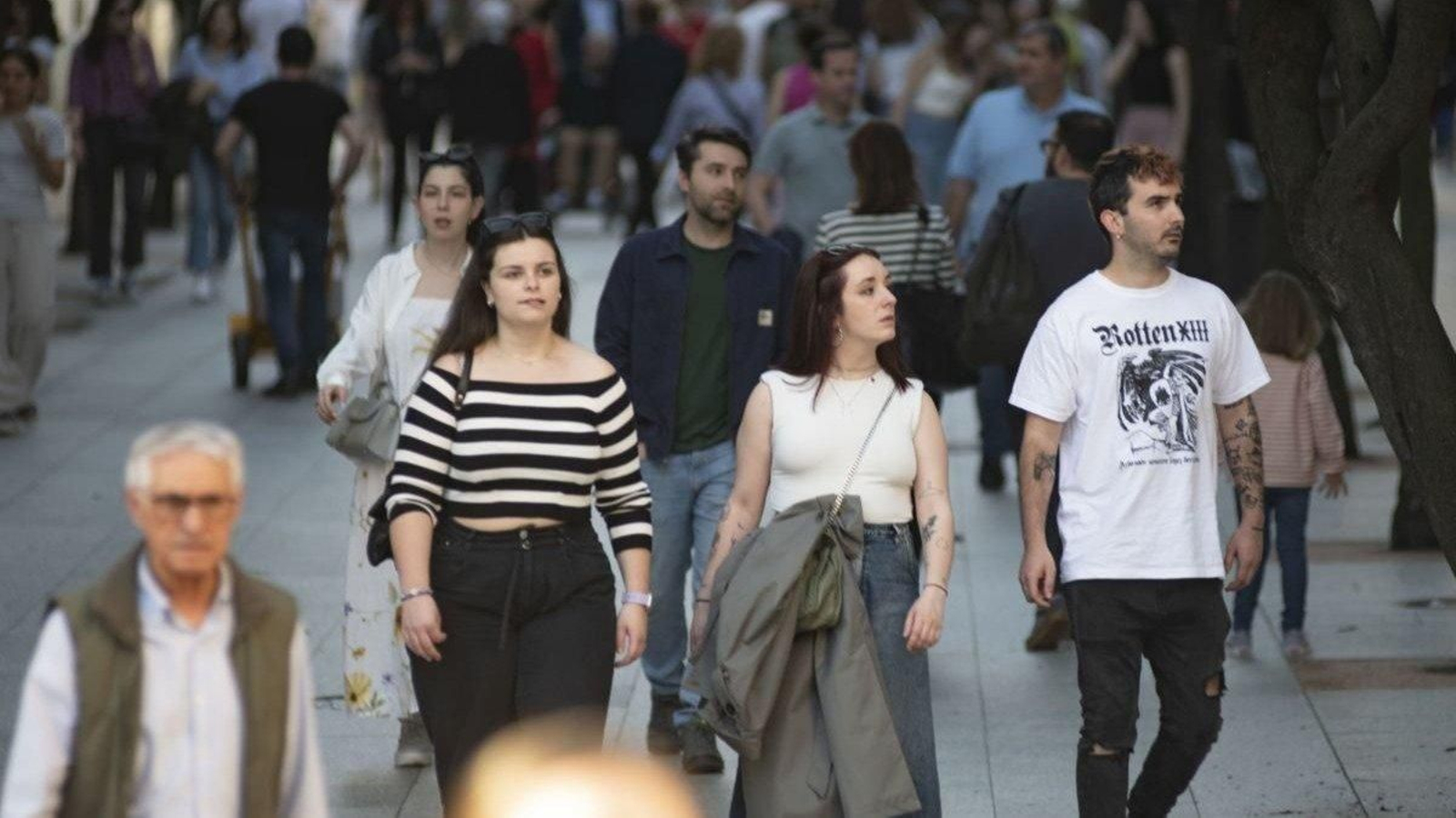 Ciudadanos ayer paseando por el Paseo en manga corta, debido a las altas temperaturas (foto: Xesús Fariñas)