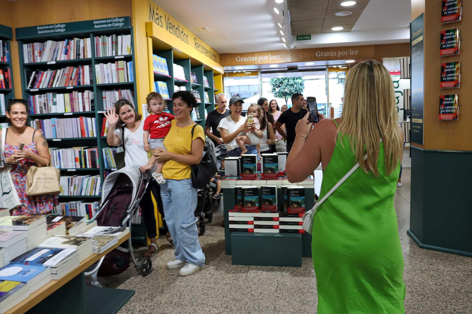 Firma de libros de Lucia Galan en la Casa del Libro. Foto J. Santome