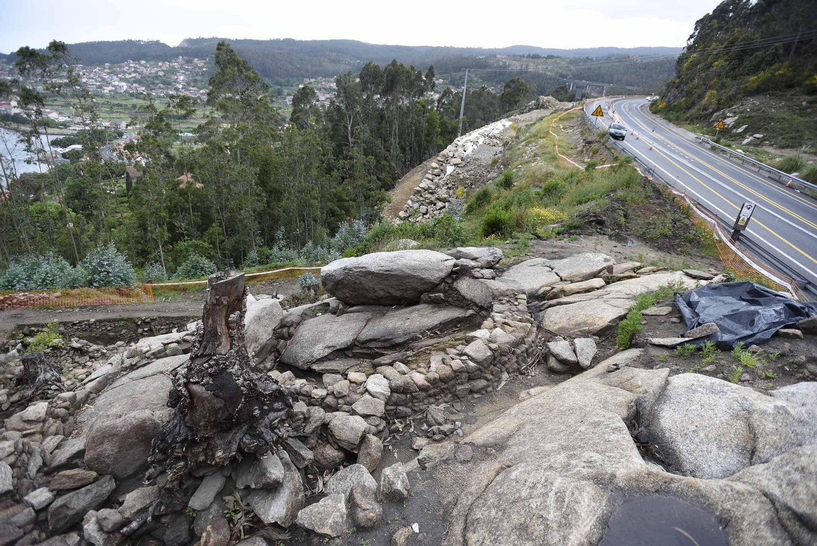 La transformación del Corredor del Morrazo en la nueva autovía que unirá  Rande con Cangas obligará a una rectificación para salvar un yacimiento arqueológico único , situado en Domaio, al pie de la Ría y muy cerca del puente.