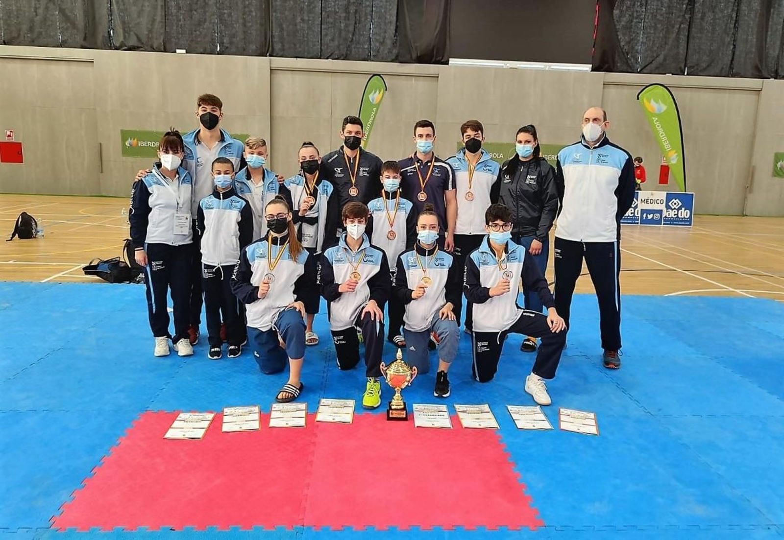 La selección de Galicia posa con los trofeos ganados en Alicante.