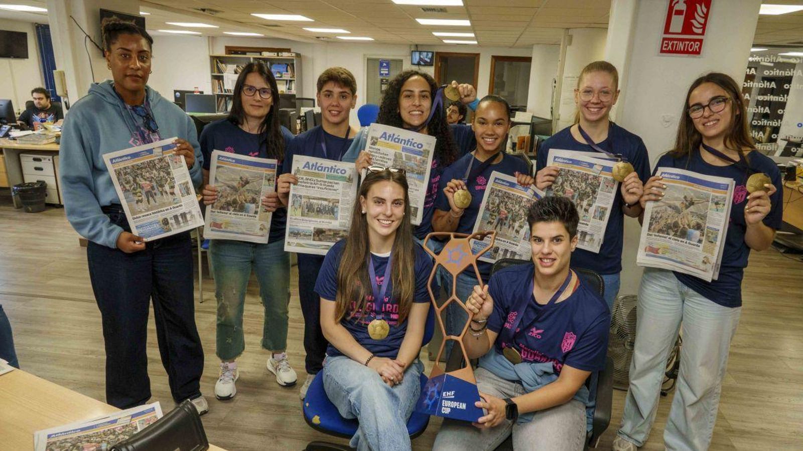 Las nueve representantes del Mecalia posaron con varios ejemplares de Atlántico, con sus medallas de oro y su ya inseparable trofeo.