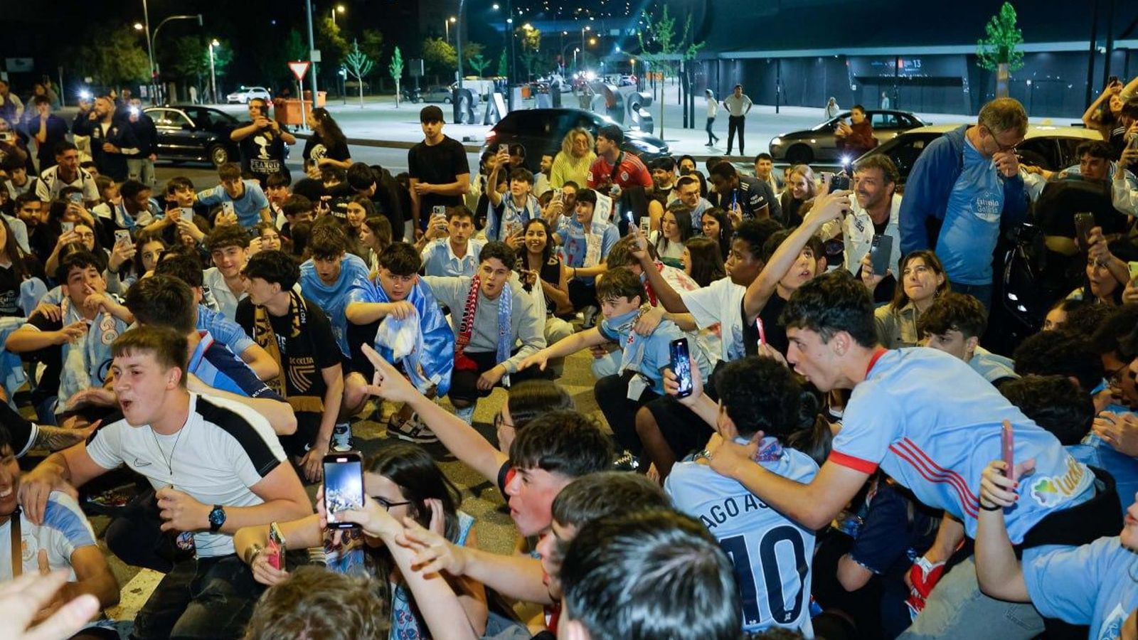 Galería | La afición celeste celebra el billete a Europa del Celta