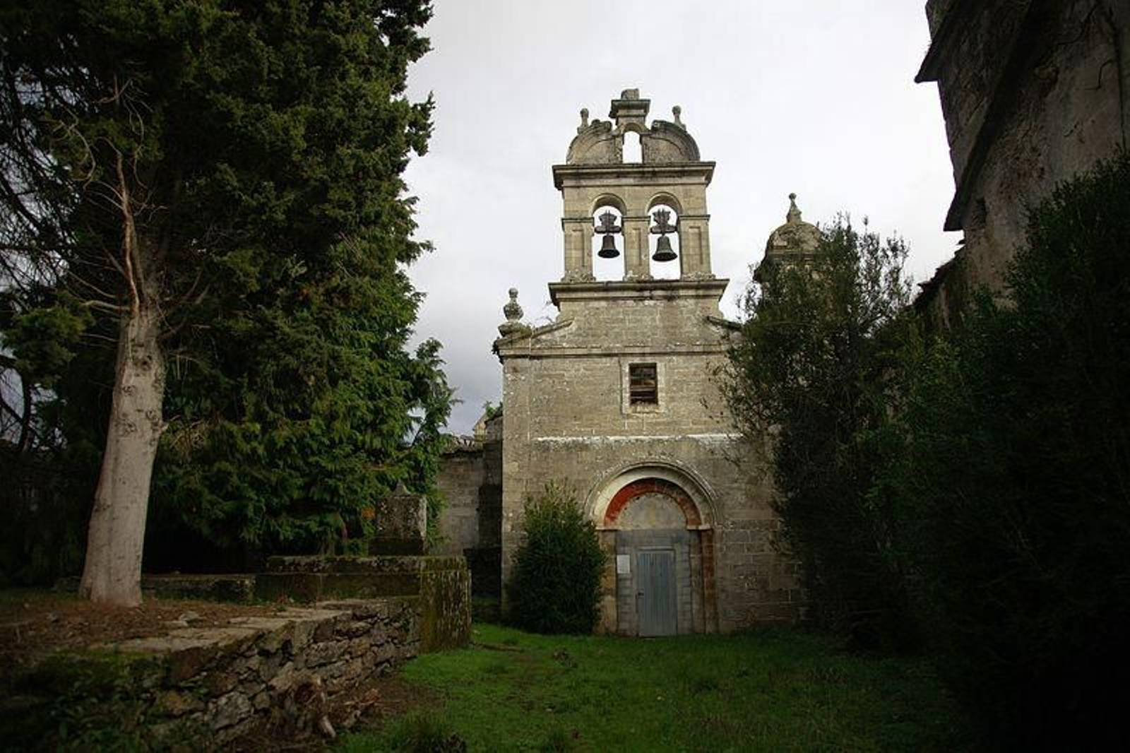 El monasterio de San Paio de Abeleda, en Castro Caldelas, está incluido en la Lista Roja de Patrimonio // FOTO: Miguel Ángel